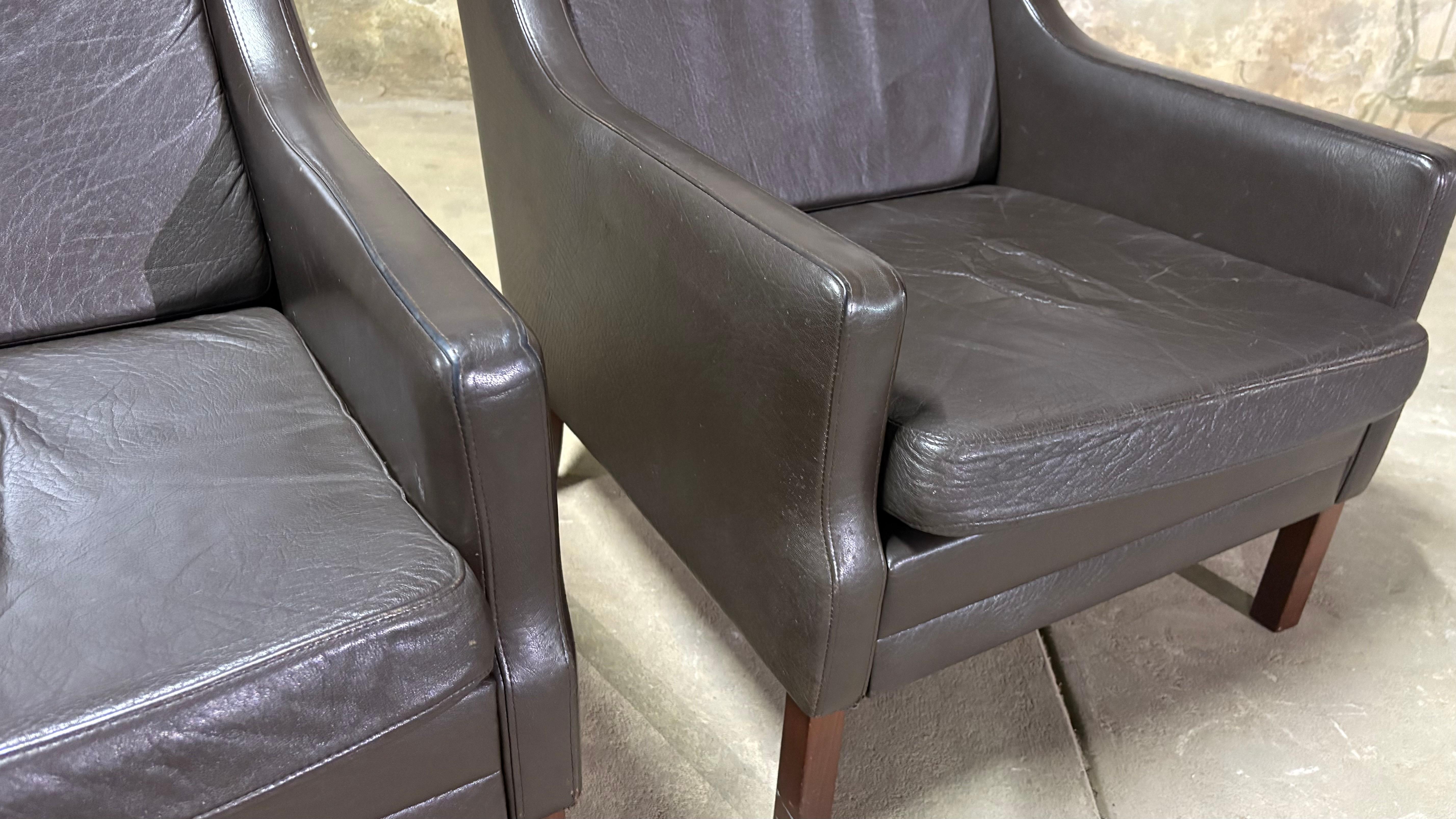 Paire de fauteuils club danois en cuir brun en vente 5