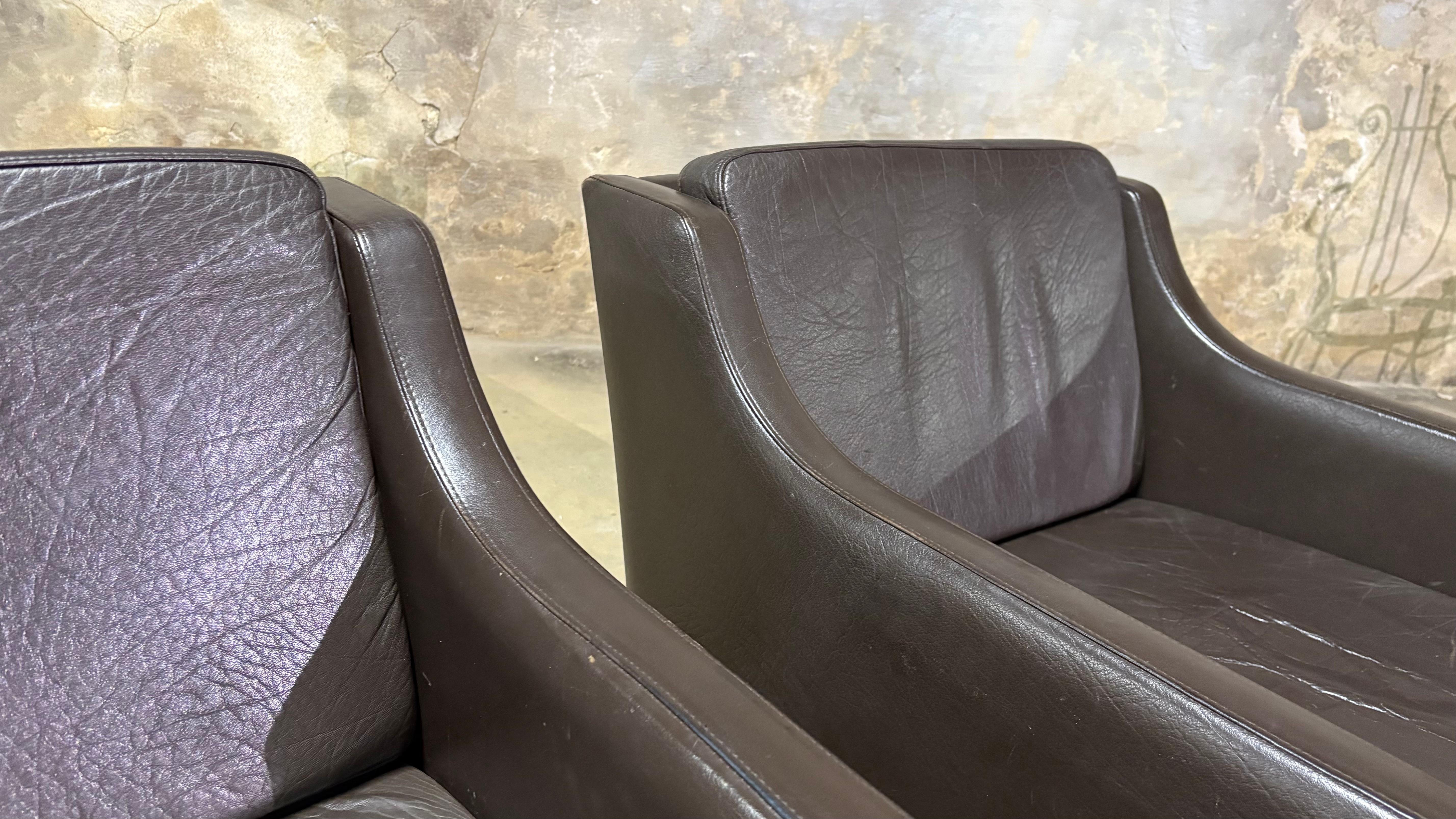 Paire de fauteuils club danois en cuir brun en vente 6