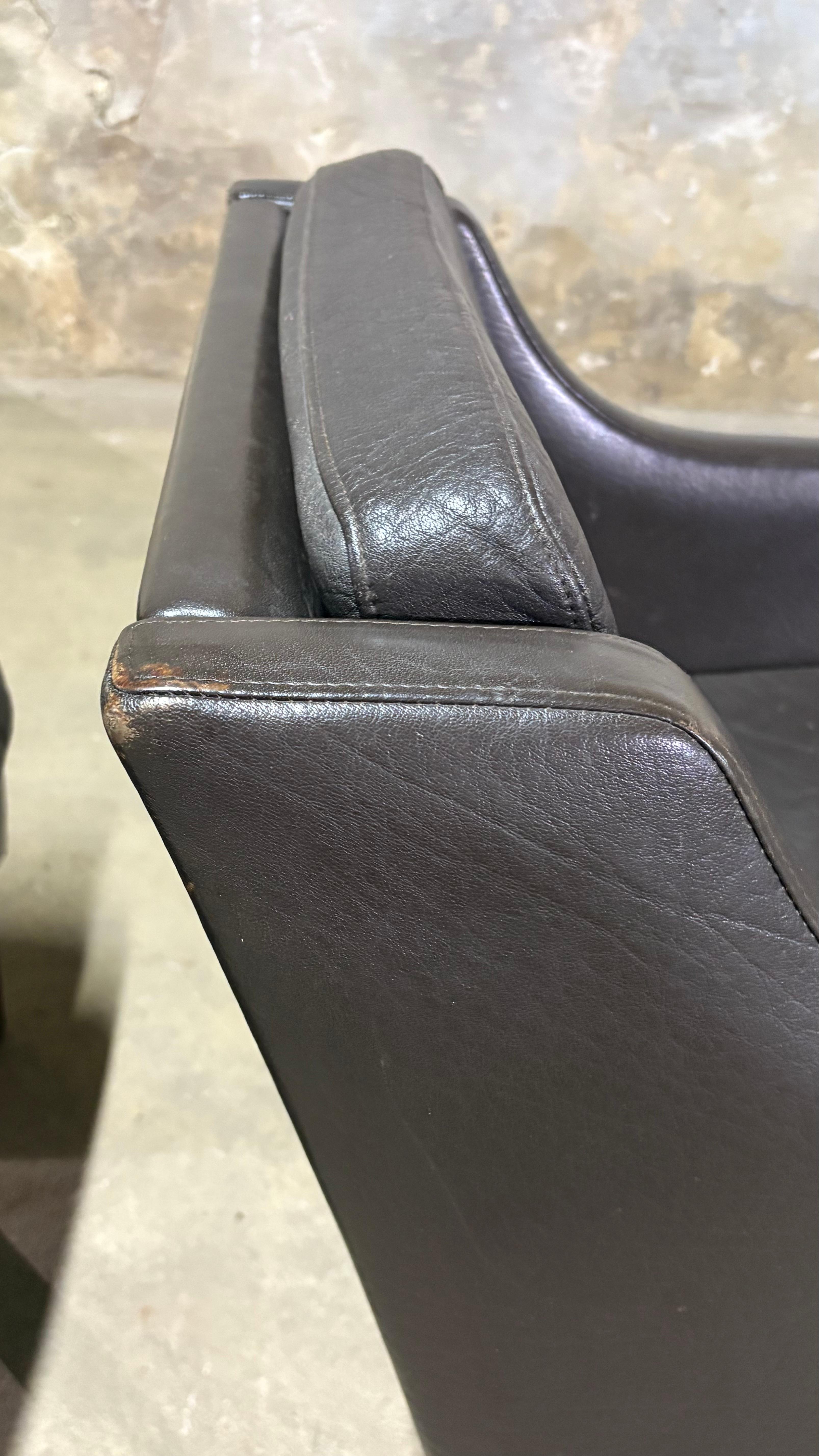 Paire de fauteuils club danois en cuir brun en vente 8