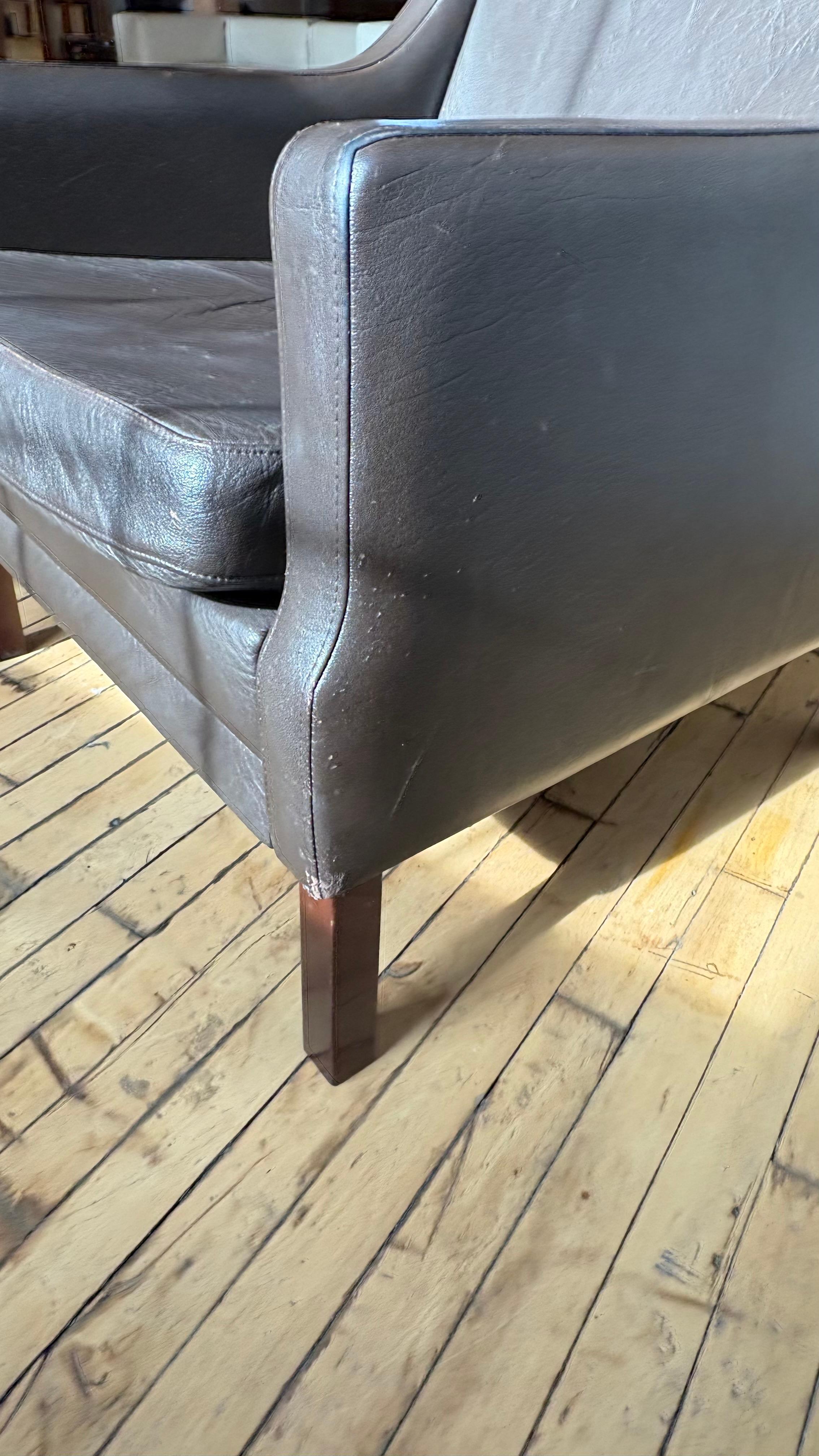 Paire de fauteuils club danois en cuir brun en vente 10