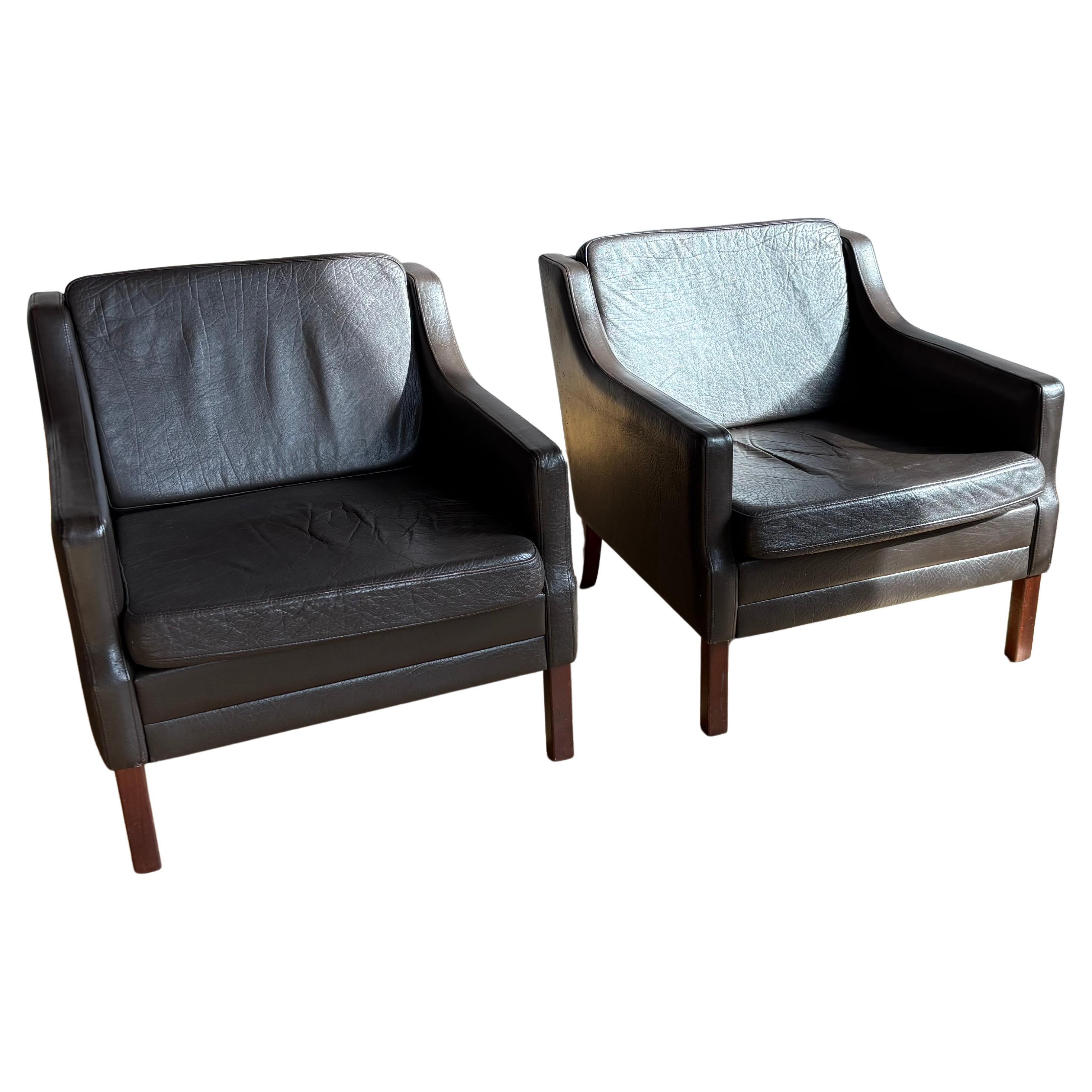 Magnifique paire de fauteuils club classiques en cuir marron foncé vintage. Parfait pour un salon du milieu du siècle. 

Attribué à Børge Mogensen, Danemark, années 1960. Il s'agit des chaises du modèle 2207. 

Condition Vintage avec quelques zones