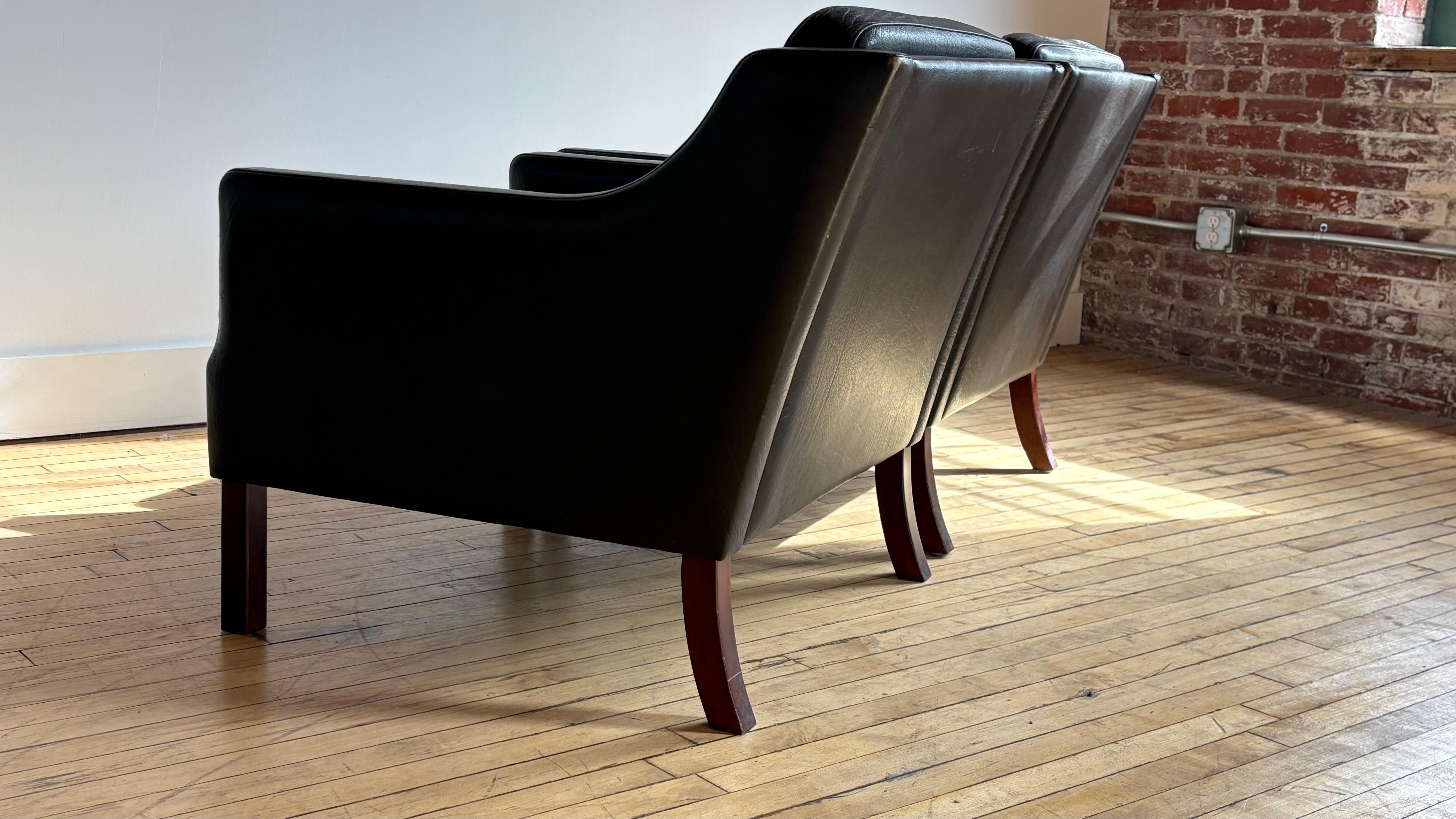 Mid-Century Modern Paire de fauteuils club danois en cuir brun en vente