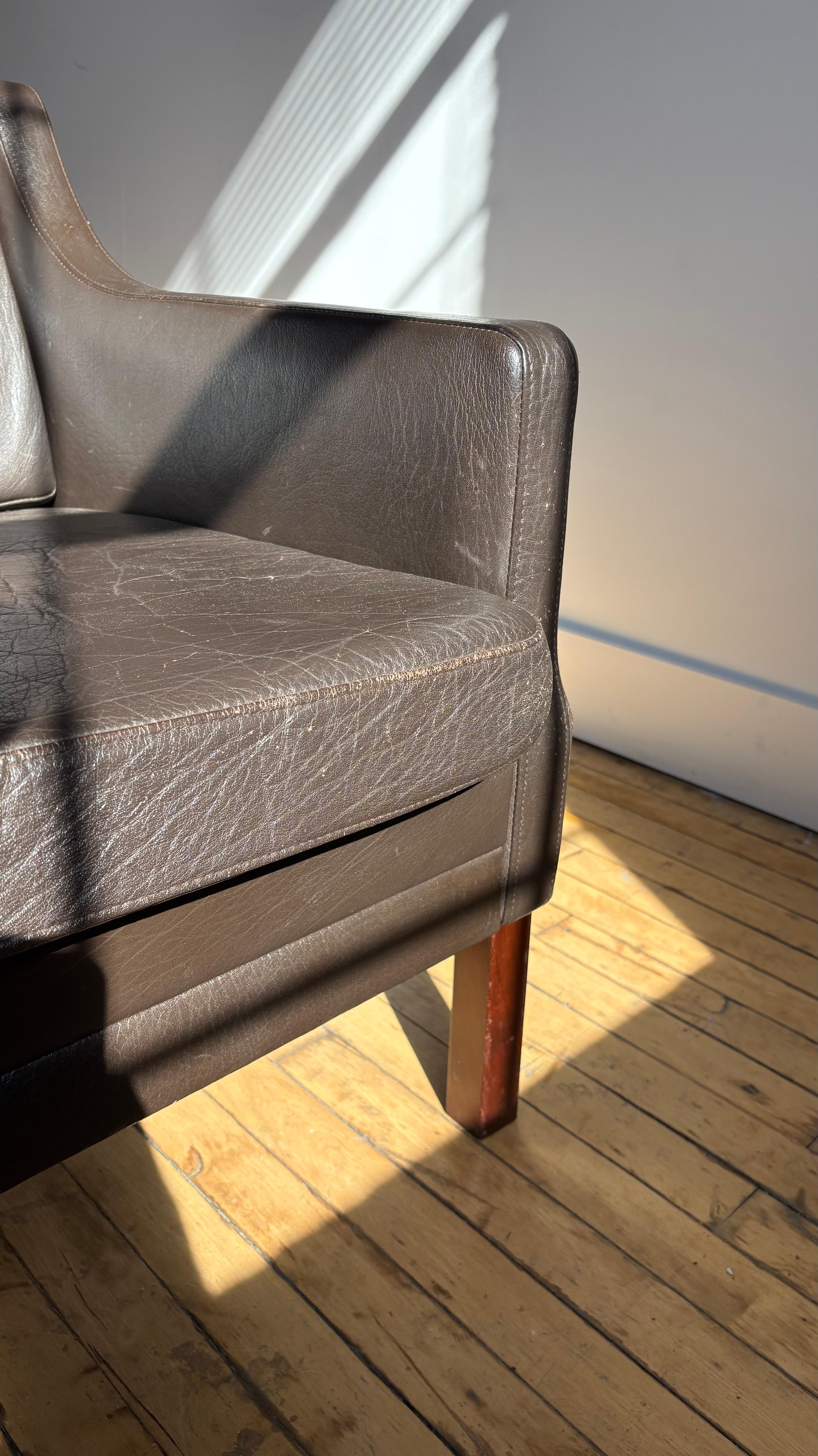 Paire de fauteuils club danois en cuir brun Bon état - En vente à Philadelphia, PA