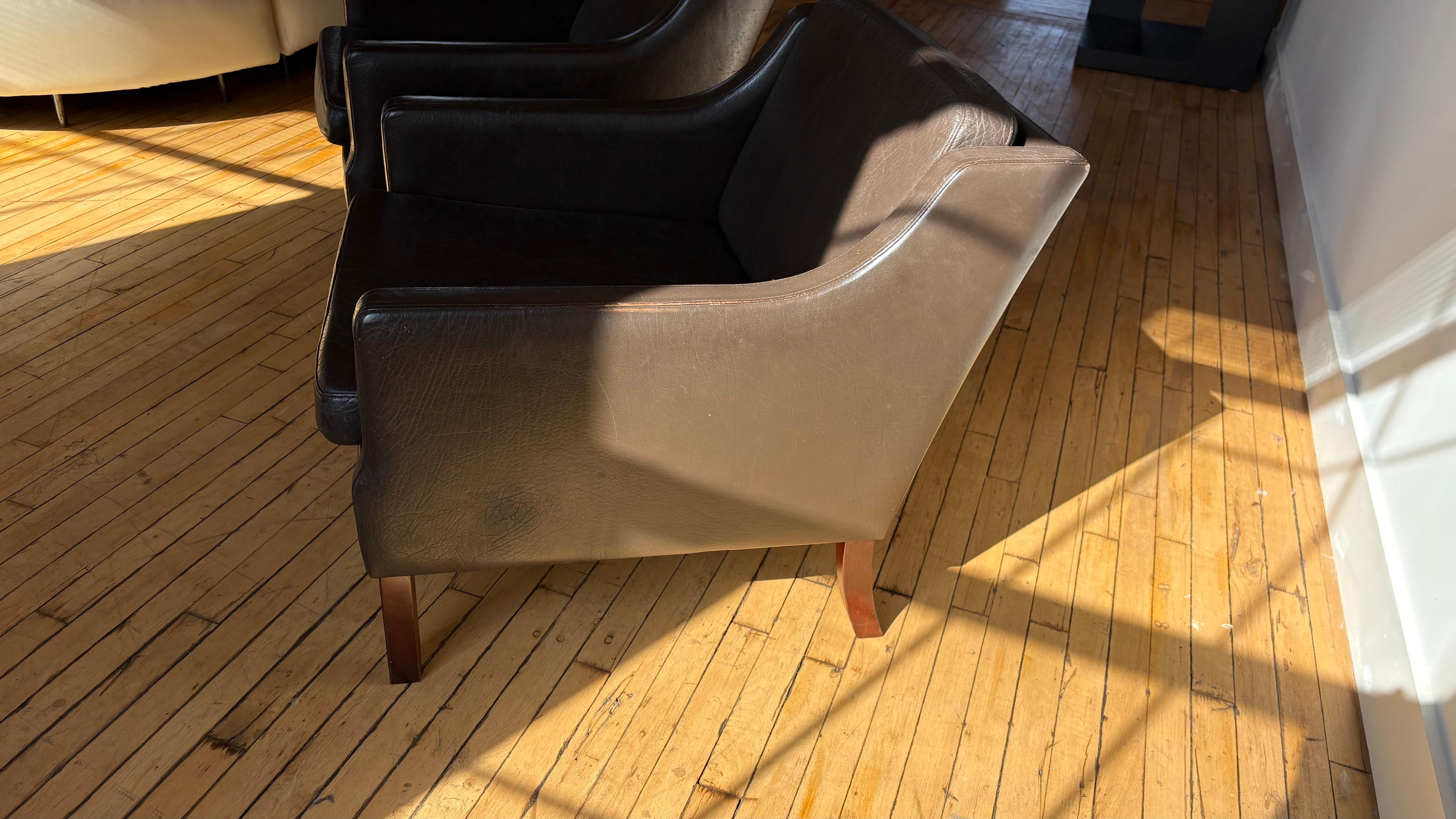 20ième siècle Paire de fauteuils club danois en cuir brun en vente