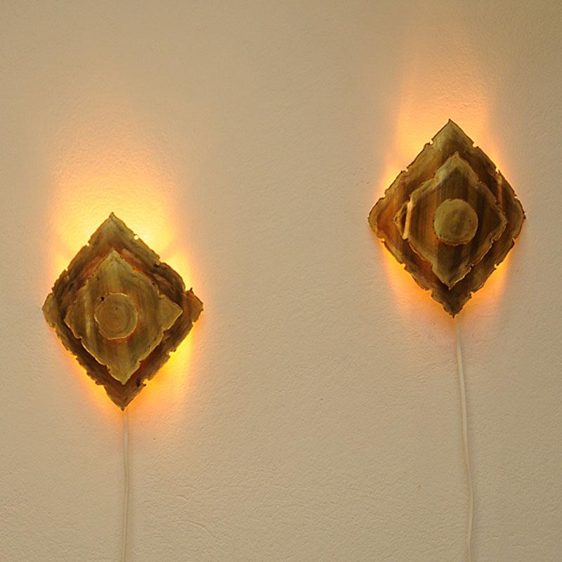 A nice pair of mid-century Danish brutalist wall lamps designed in the 1960`s by Danish designer Svend Aage Holm Sørensen for company Holm Sørensen & Co. Wall lamps with an acid-treated and torch-cut sconce with a brutalistic design in brass. Size: