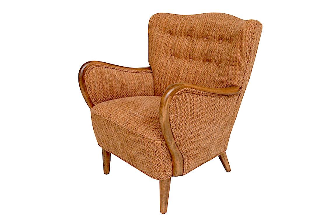 Pair of Danish modern cabinetmaker lounge chairs with mahogany frames, newly reupholstered in a cognac brown tweedy fabric, with a comfortable seat height of 17