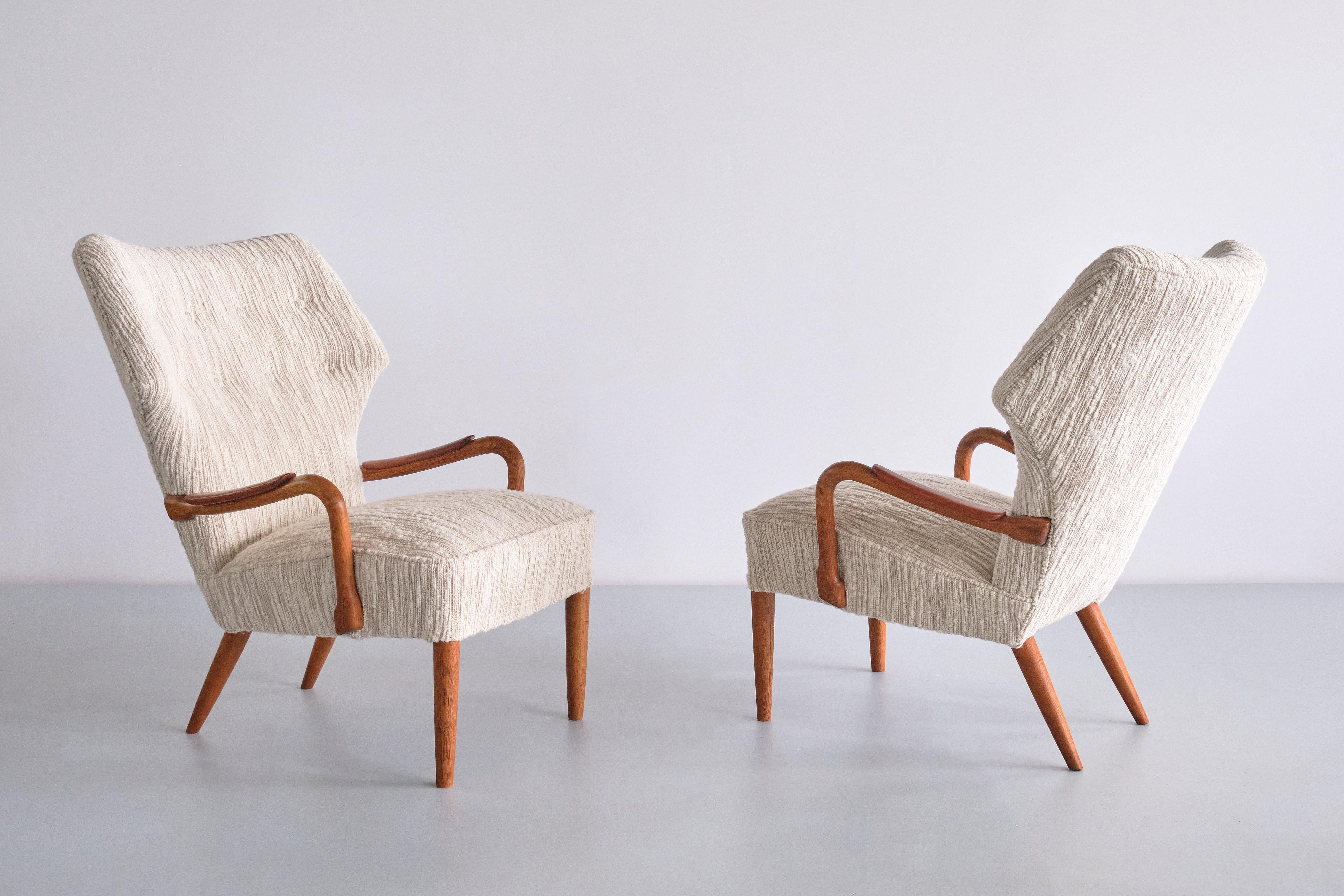 Scandinave moderne Paire de fauteuils d'ébéniste danois en Lelièvre Bouclé, Oak et Teck, années 1950 en vente