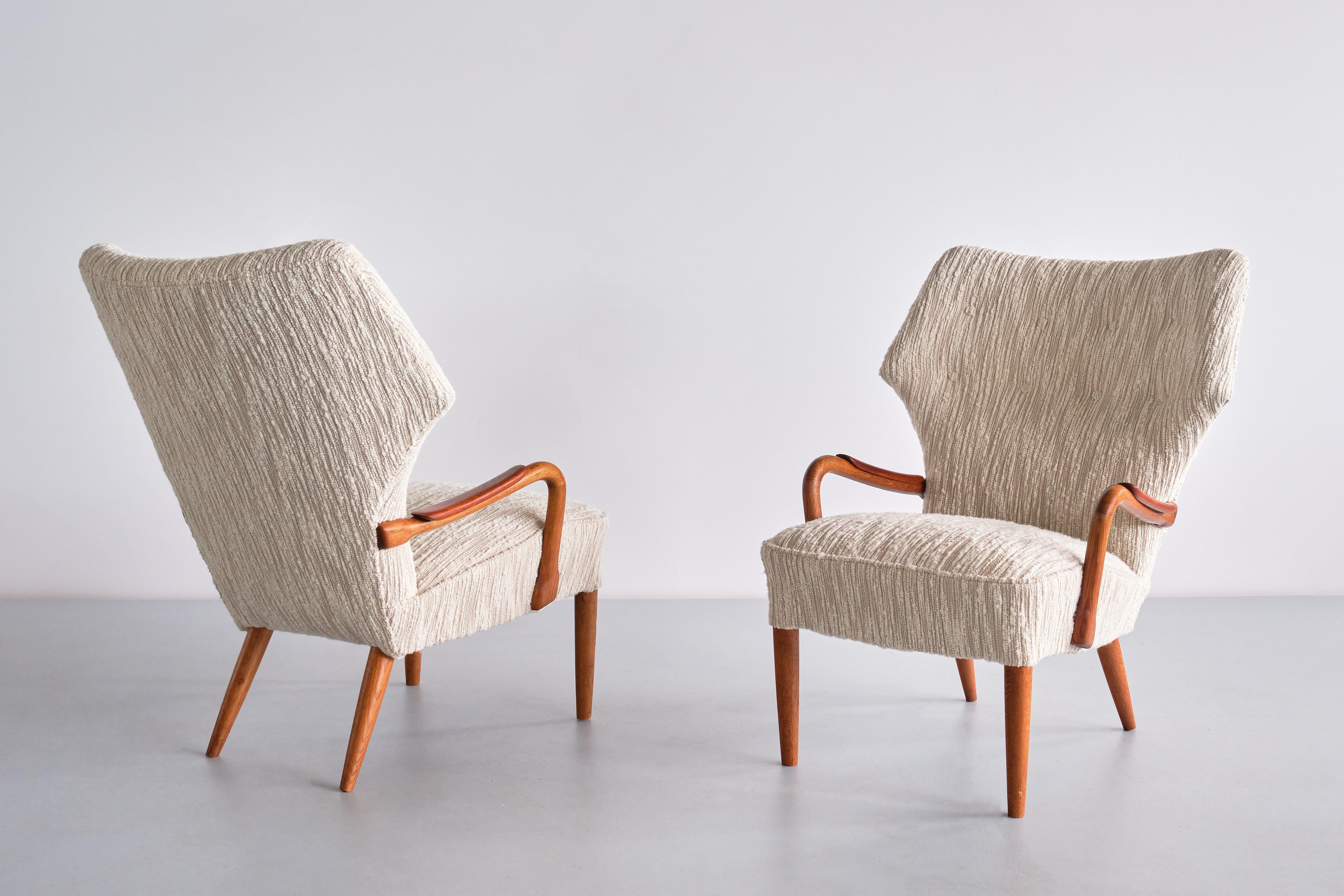 Pair of Danish Cabinetmaker Armchairs in Lelièvre Bouclé, Oak and Teak, 1950s In Good Condition For Sale In The Hague, NL