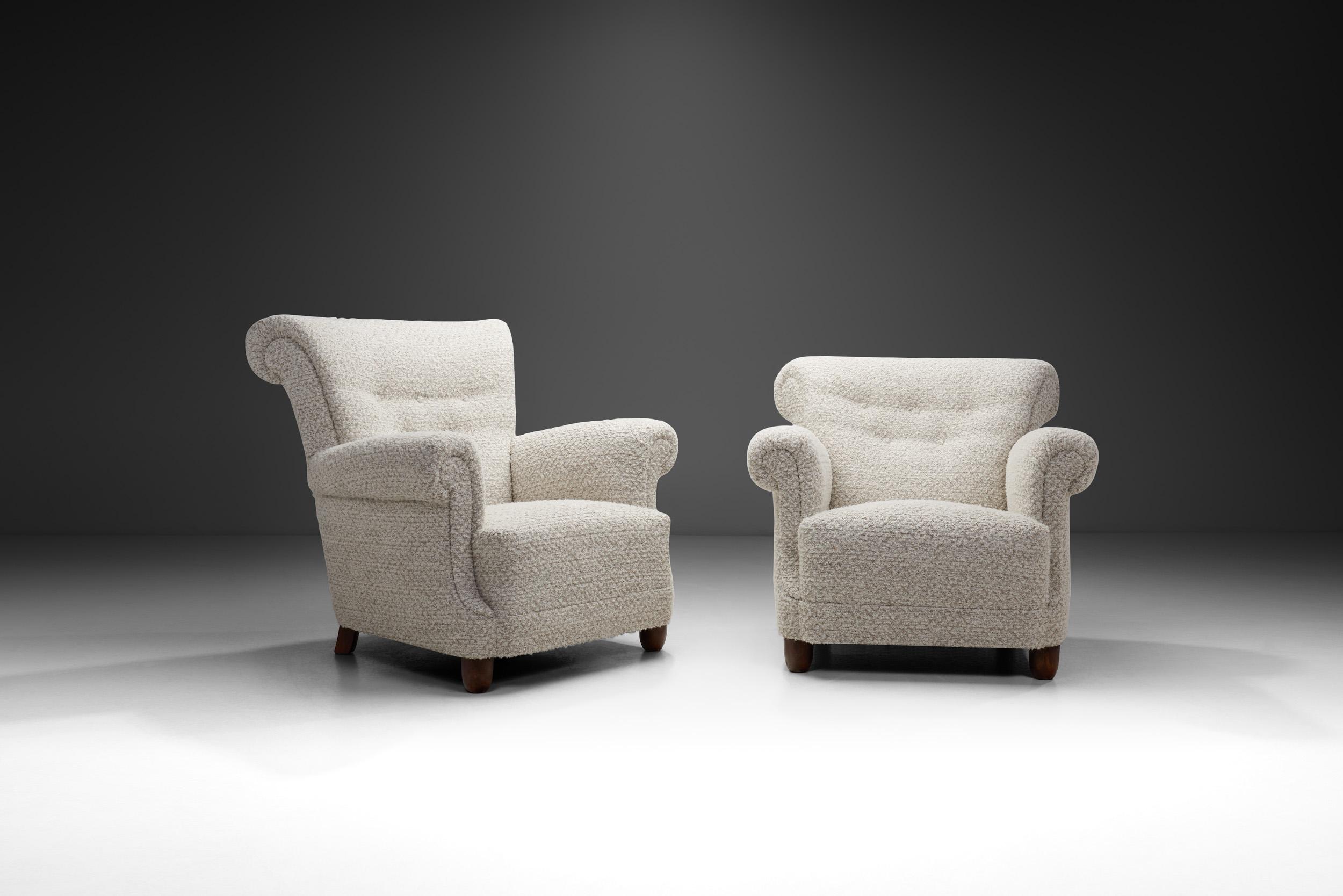 Mid-Century Modern Paire de fauteuils d'ébéniste danois avec pieds en noyer laqué, Danemark années 1940 en vente
