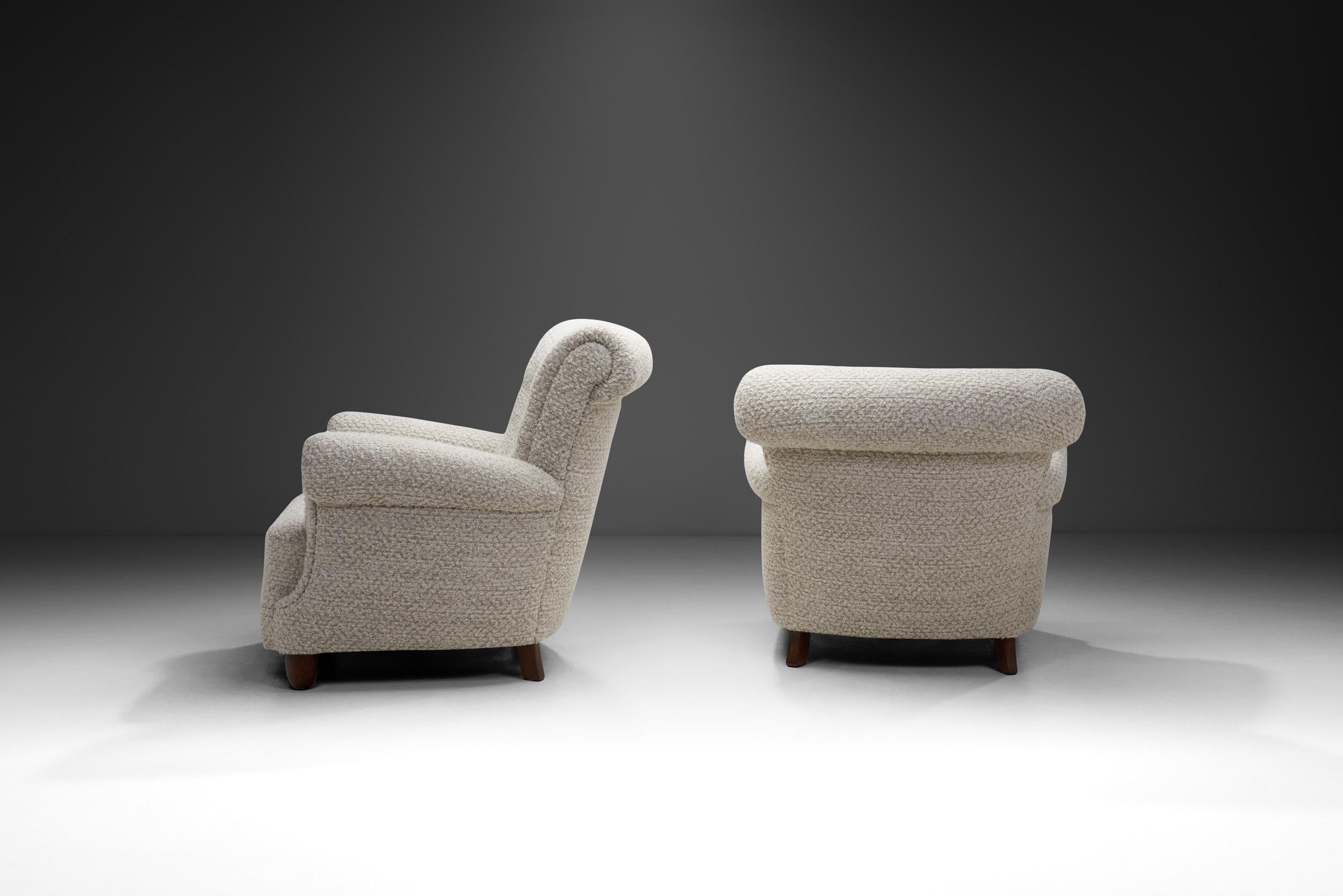 Laqué Paire de fauteuils d'ébéniste danois avec pieds en noyer laqué, Danemark années 1940 en vente