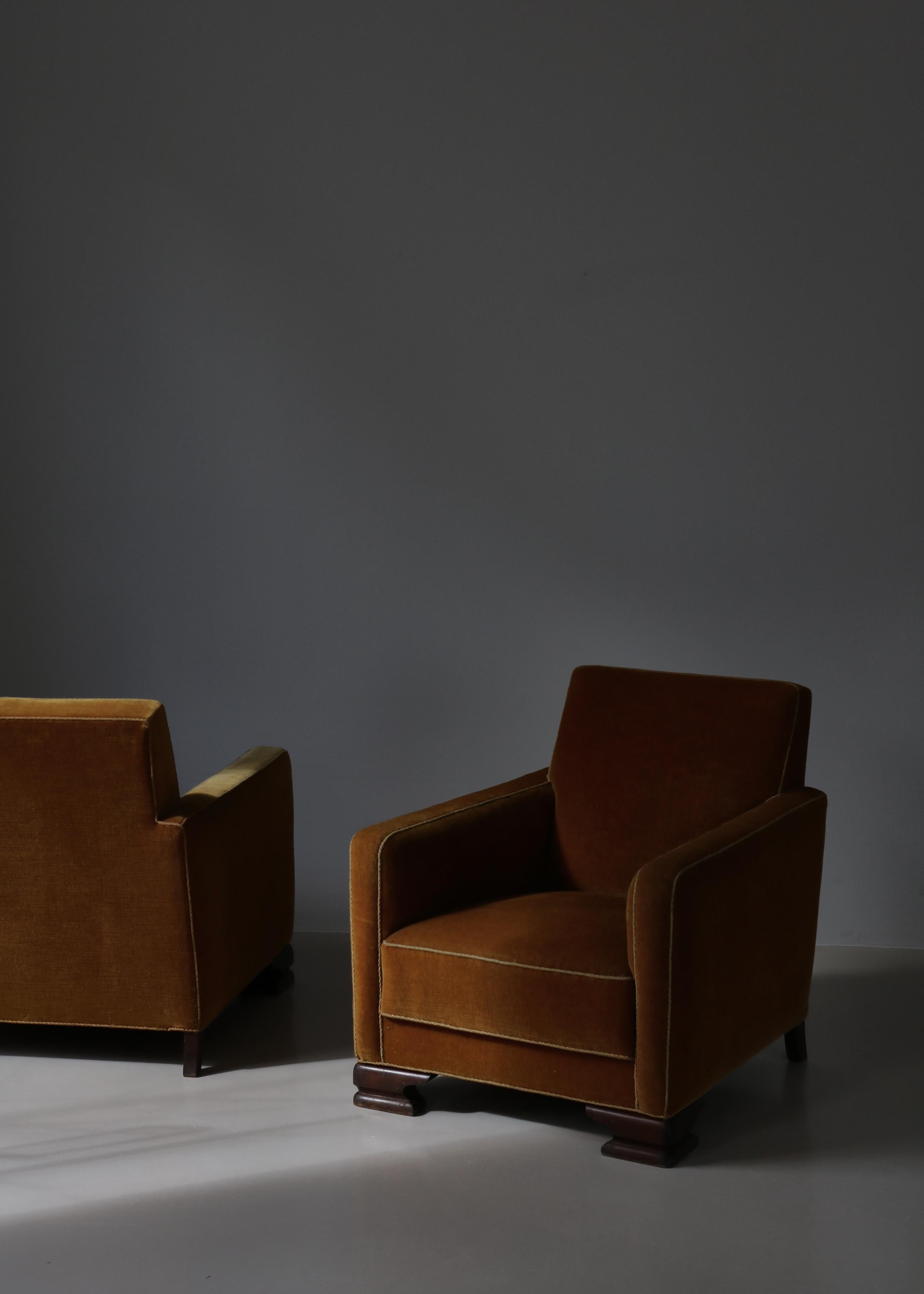 Paire unique de chaises longues Art déco fabriquées dans les années 1930 par un ébéniste danois. Ces jolies chaises ont conservé leur revêtement d'origine en mohair jaune chaud et sont très confortables.

Mesures supplémentaires : 
Profondeur du