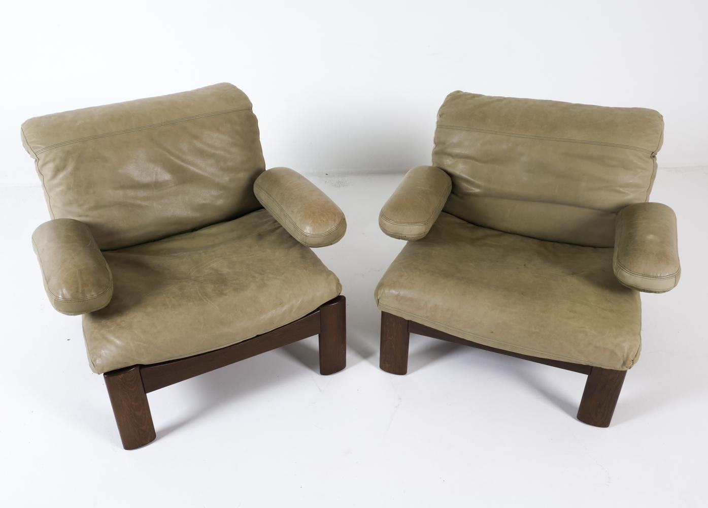 Il s'agit d'une paire de chaises longues raffinées, fabriquées dans le style estimé de Carl Straub, une figure notable du design danois du milieu du siècle. Ces chaises illustrent l'attachement de l'époque à un artisanat de qualité, à des formes