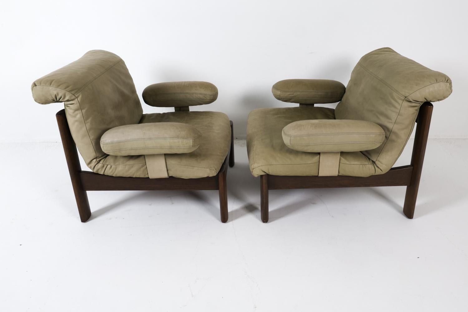 Danois Paire de chaises longues danoises de style Carl Straub en cuir vert, vers 1970 en vente