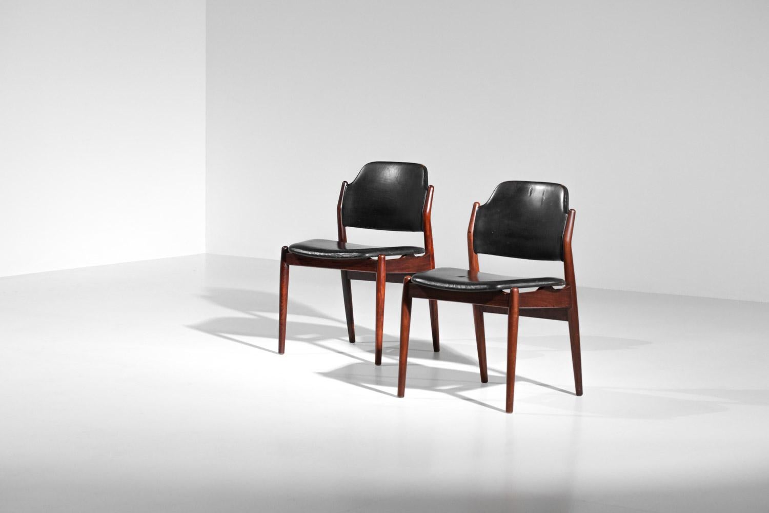 Pair of Scandinavian chairs from the 1960s by Swedish designer Arne Vodder edited by Sibast. Structure in solid wood, seats and backs in black leather. Sober and pure lines typical of the Scandinavian design of the time. Very nice vintage condition,
