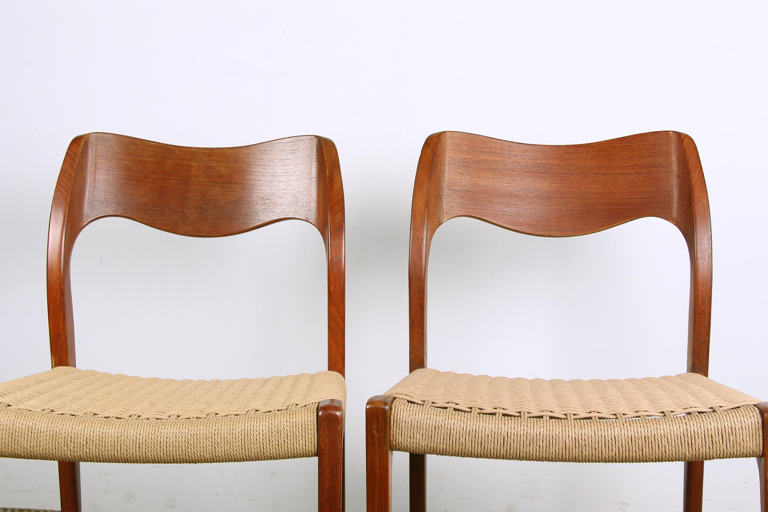 Superb Scandinavian chairs for the dining room. This is an iconic model of Scandinavian Design designed in 1951, the backrest with slightly curved edges is magnificent. The seats are made of traditional Danish paper cordage. Great comfort, very good