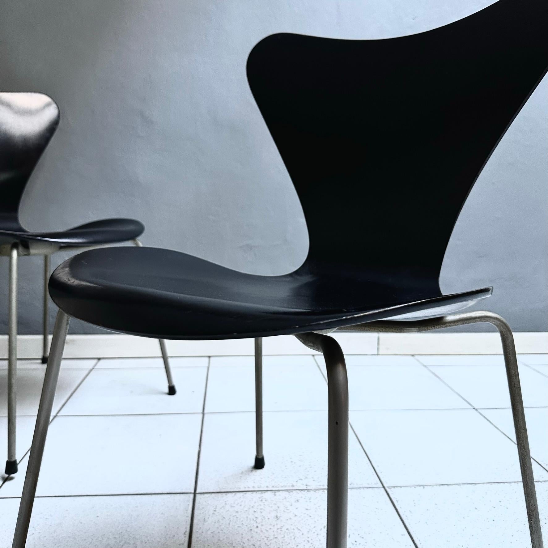Paar dänische Stühle mod. 3107 von Arne Jacobsen für Fritz Hansen, 1970 im Angebot 3