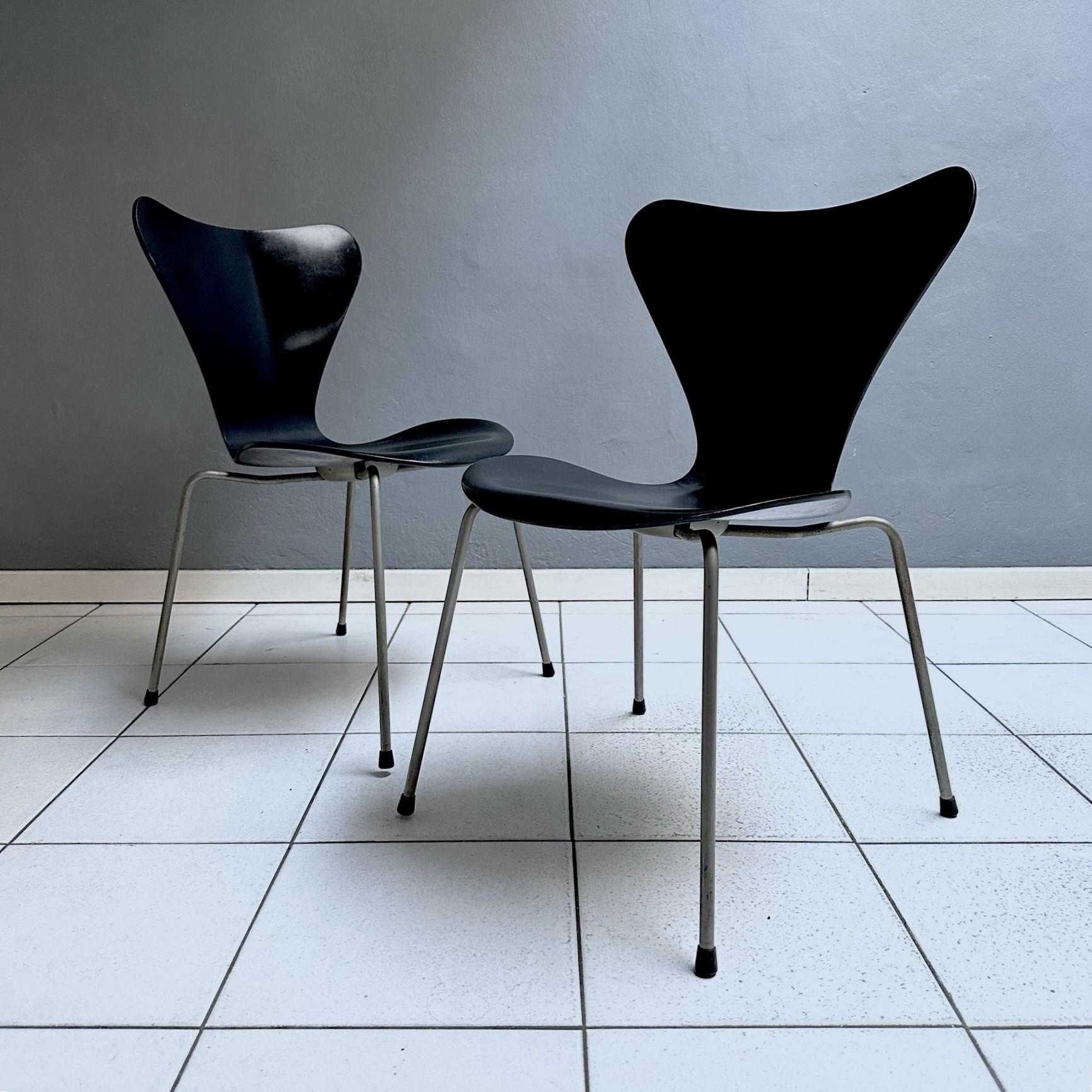 Paire de chaises mod. 3107 conçues par Arne Jacobsen pour le fabricant de meubles danois Fritz Hansen en 1973.
La coque de l'assise, laquée en noir, est en contreplaqué, structure en métal chromé.
La marque d'authenticité est imprimée sous le siège.
