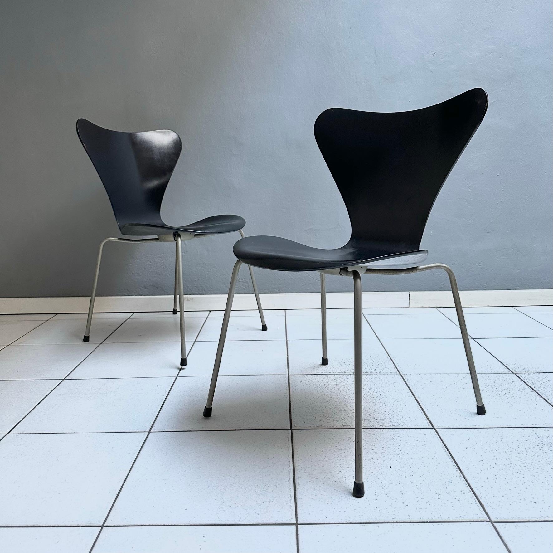 Mid-Century Modern Pair of danish chairs mod. 3107 by Arne Jacobsen for Fritz Hansen, 1970 For Sale