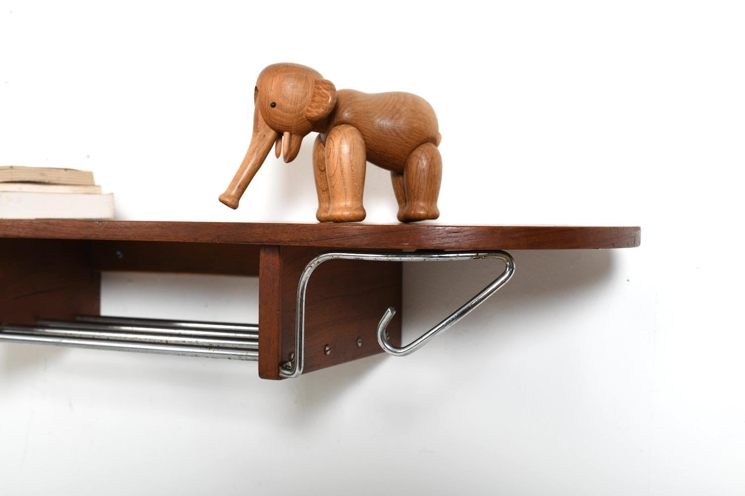 Scandinavo moderno Coppia di appendiabiti / scaffali danesi in teak e cromo in vendita