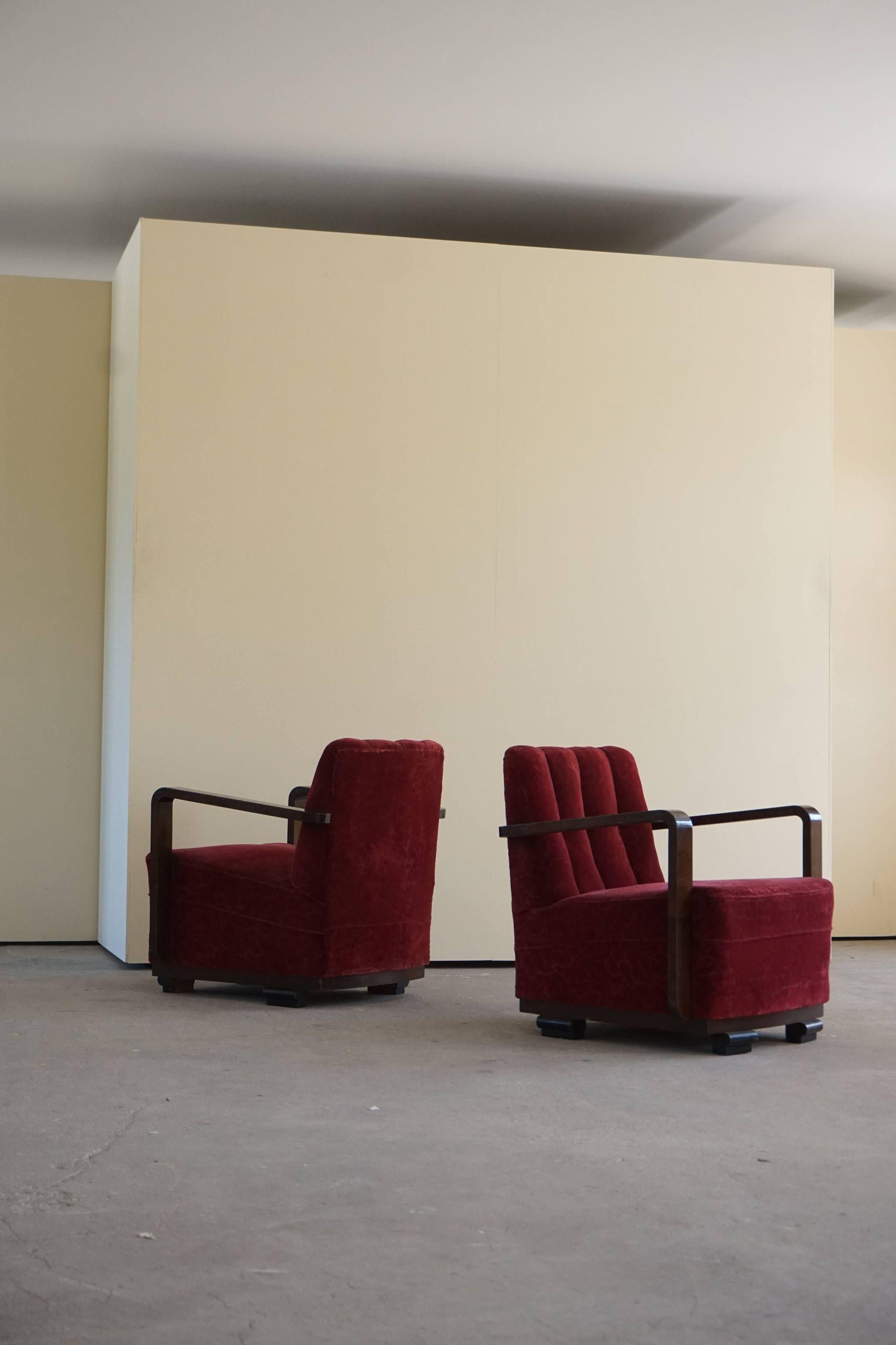 Pair of Danish curved Art Deco lounge chairs, armrest and frame in stained beech, 1930s.

Original velour fabric with small stains on both chairs. Besides that the chairs are in a great vintage condition.



 