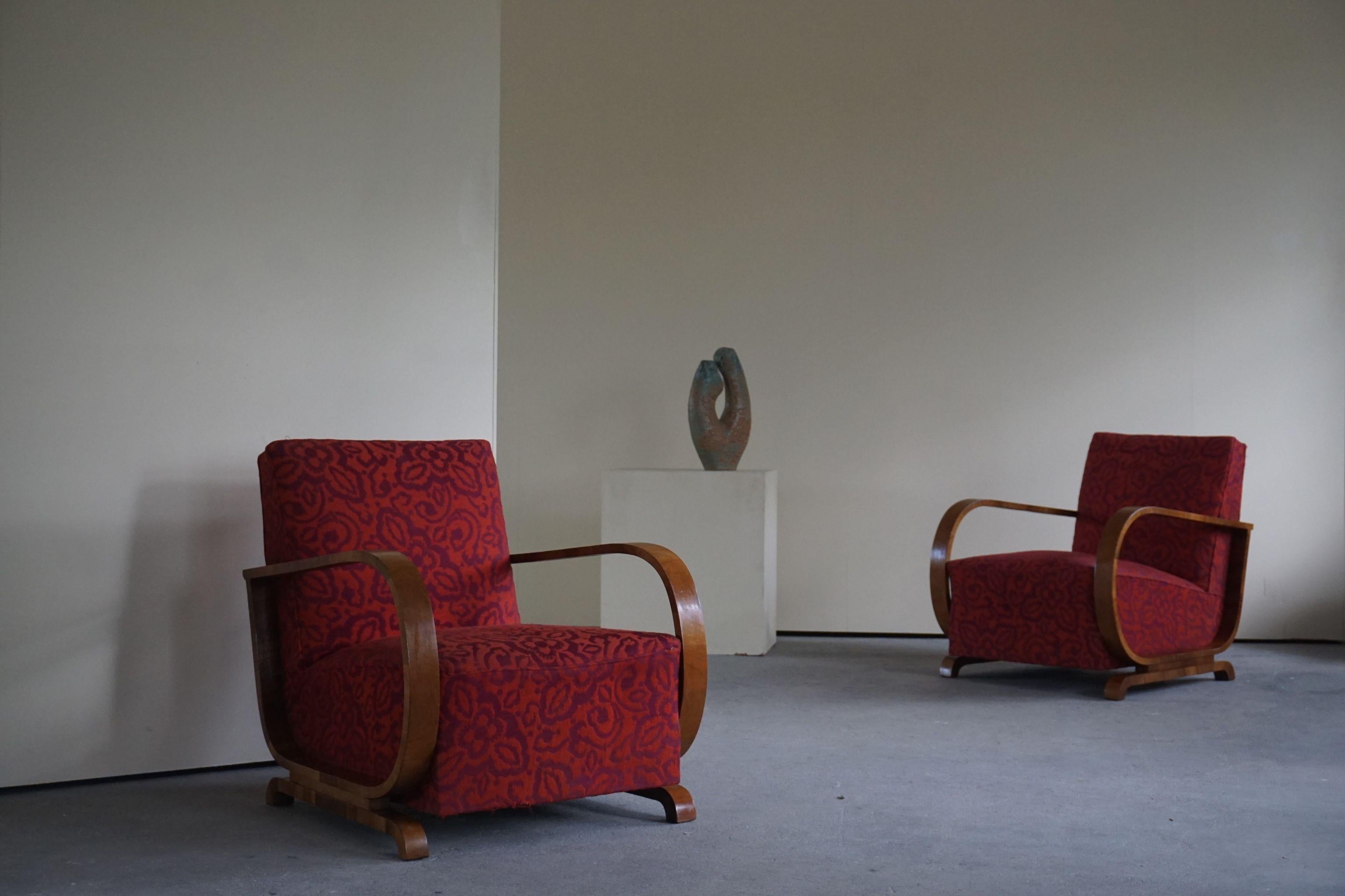 Pair of danish curved Art Deco lounge chairs, with armrest in walnut, 1930s.

Beautiful lines and great comfort.
 