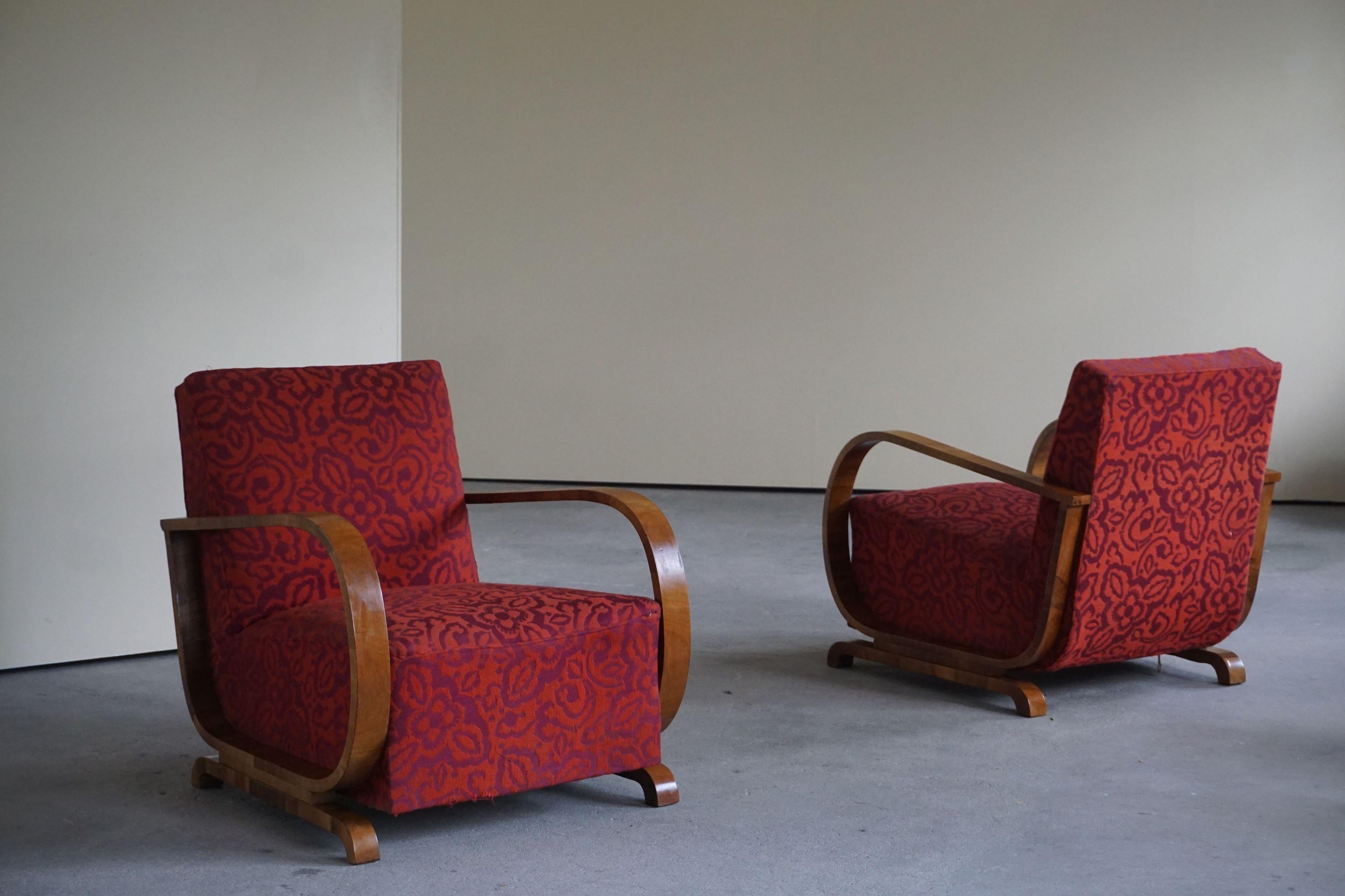 20th Century Pair of Danish Curved Art Deco Lounge Chairs, Armrest in Walnut, 1930s