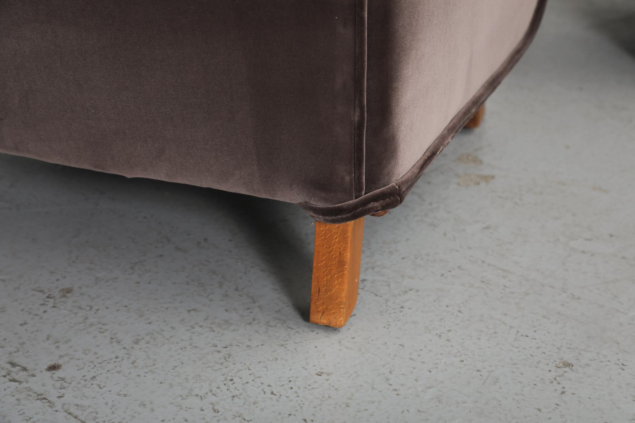 Paire de chaises longues en velours café de style déco danois en vente 10