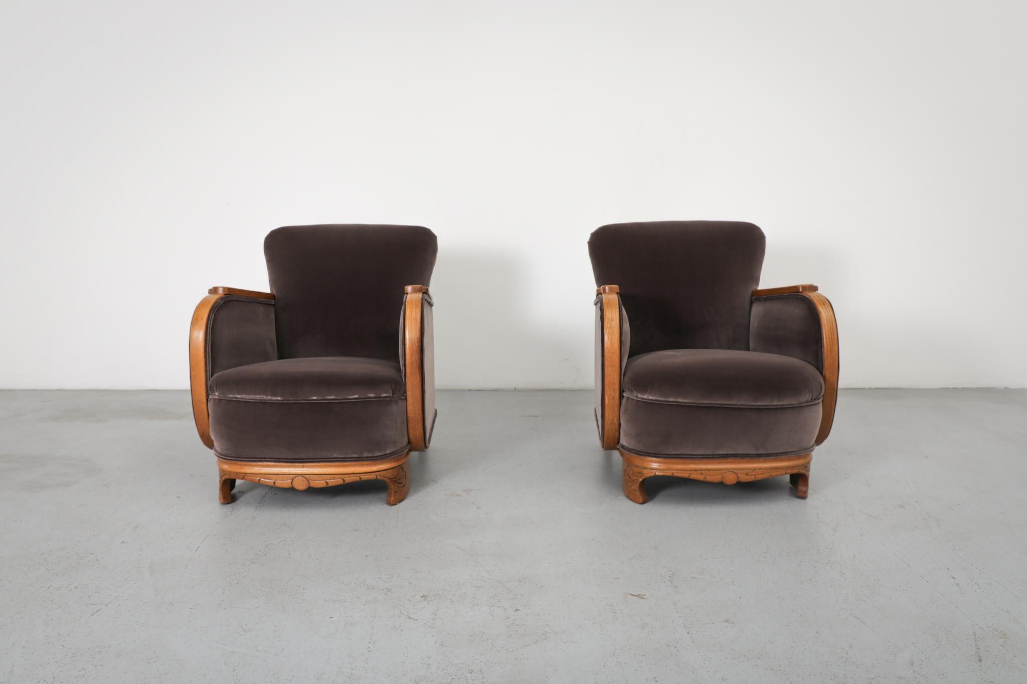 Une magnifique paire de chaises longues de style déco danois, un mariage parfait entre l'élégance de l'Art déco et l'artisanat danois. Ces chaises présentent un dossier doucement arrondi, des accoudoirs et des pieds en chêne massif, ainsi qu'un