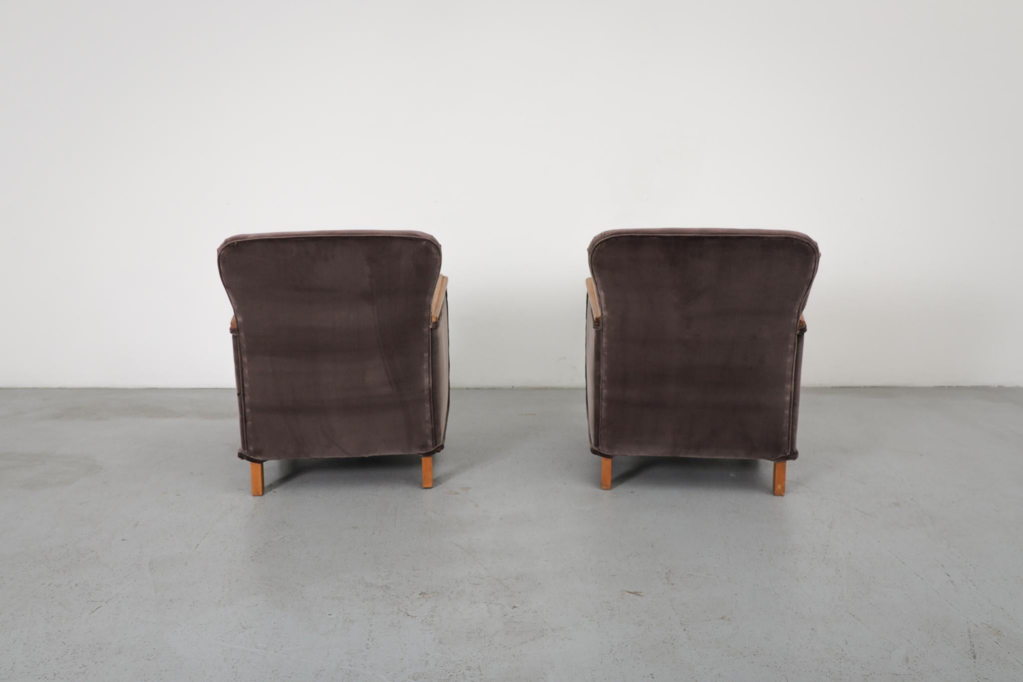 Paire de chaises longues en velours café de style déco danois Bon état - En vente à Los Angeles, CA