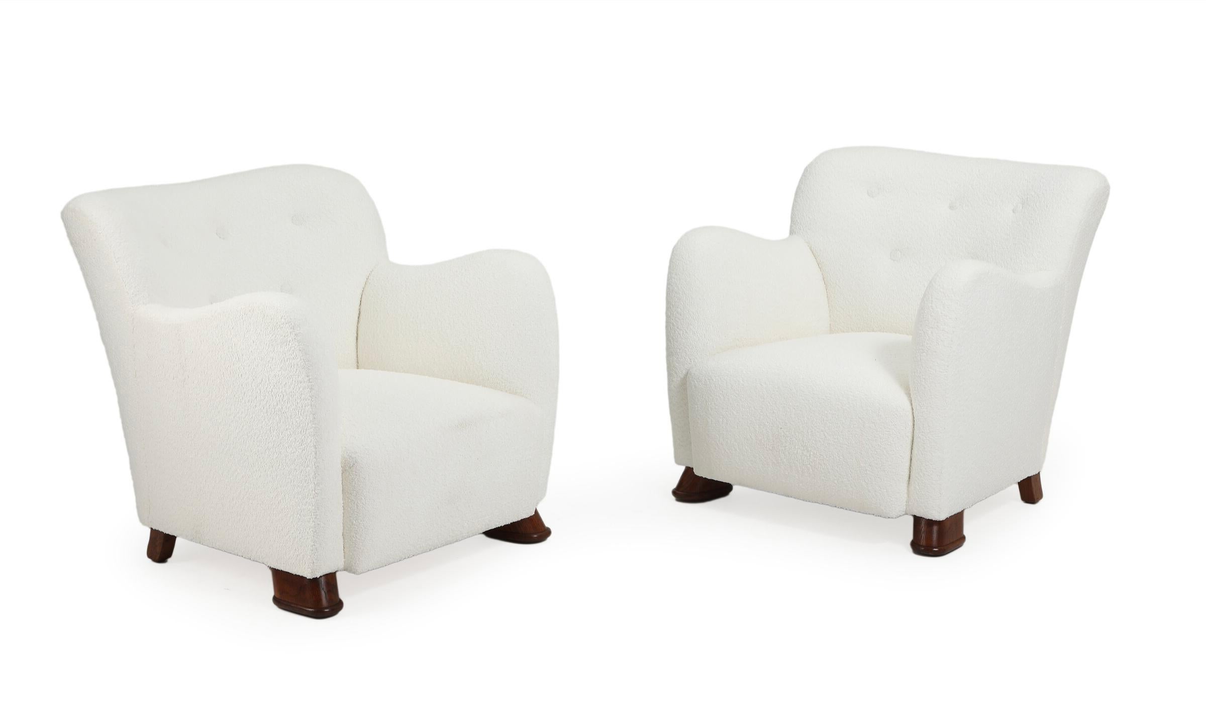 Paire de fauteuils easy, design danois, tapissés de bouclé clair. Original de la Suède des années 1940. Les chaises sont en parfait état et n'ont pas été utilisées après avoir été tapissées récemment.

N'hésitez pas à demander un tarif de livraison