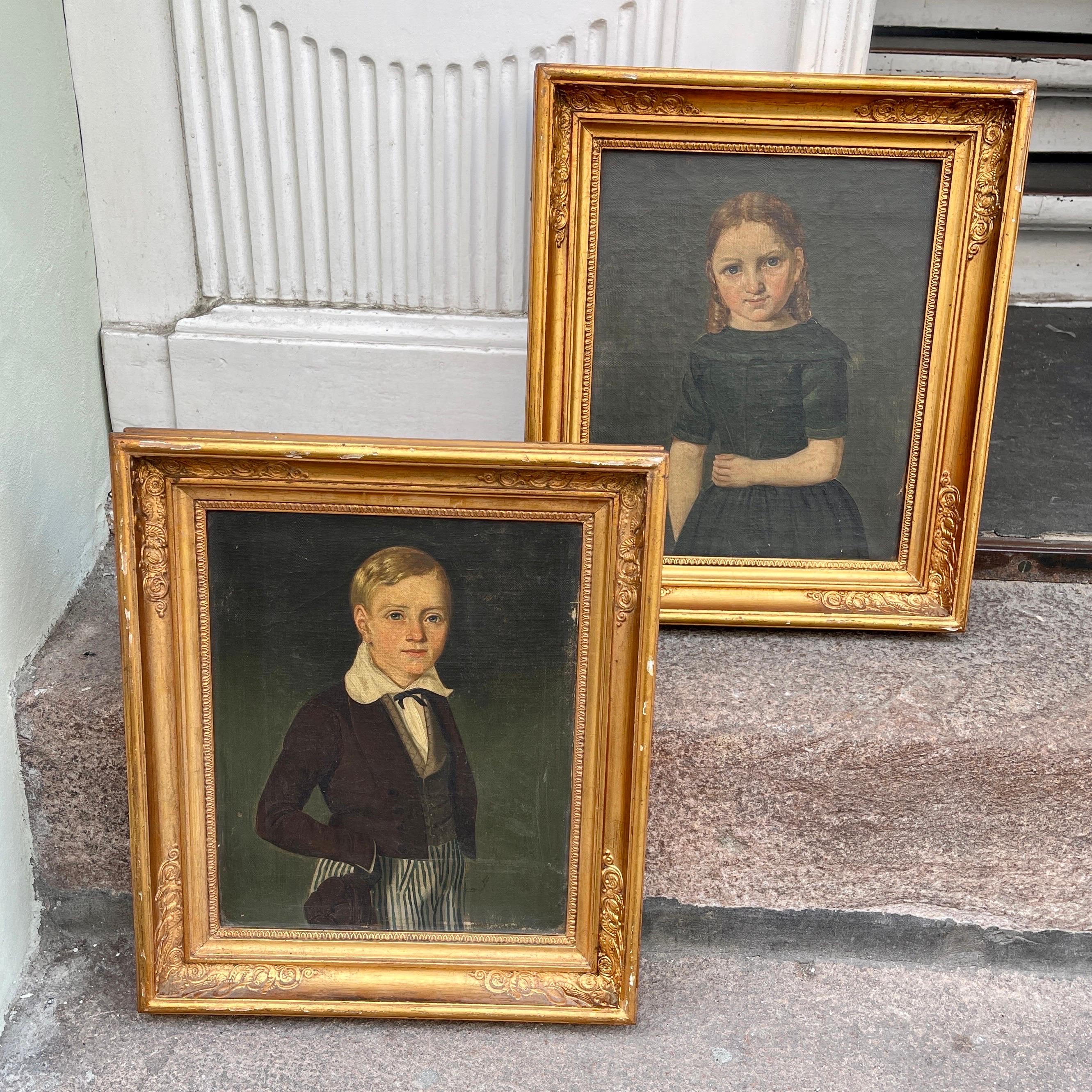 Kinderporträts des frühen 19. Jahrhunderts Öl auf Leinwand, ein Paar

Charmantes Paar dänischer Gemälde des frühen 19. Jahrhunderts in Öl auf Leinwand. Diese Kinderporträts sind in holzgeschnitzte, vergoldete und verzierte Rahmen gefasst. Diese