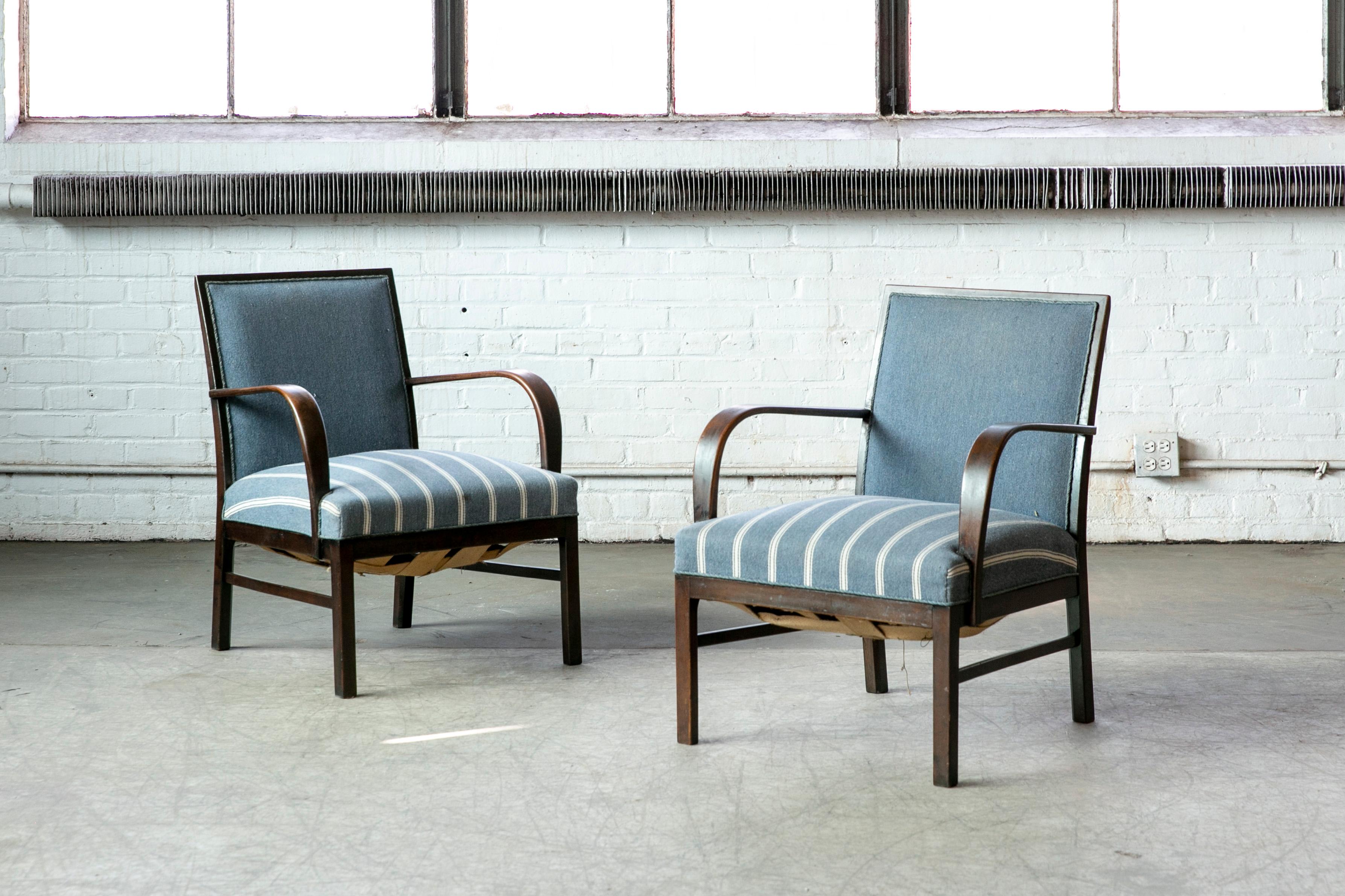 Superbe paire de chaises danoises Art Déco de la fin des années 1930 ou du début des années 1940 avec des coussins à ressorts et de beaux accoudoirs ouverts et des pieds sculptés en acajou massif avec un beau grain et une belle patine. Nous adorons