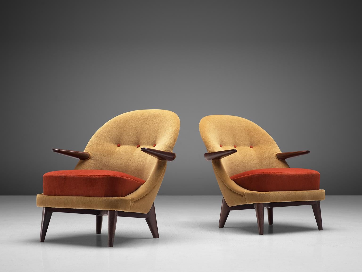Easy chairs, velvet and darkened oak, Denmark, 1960s

Quirky pair of reupholstered easy chairs from Denmark. This model features a seat shaped as a shell. Within the shell, a red cushion is placed as the seat. Short, pointy armrests in wood are