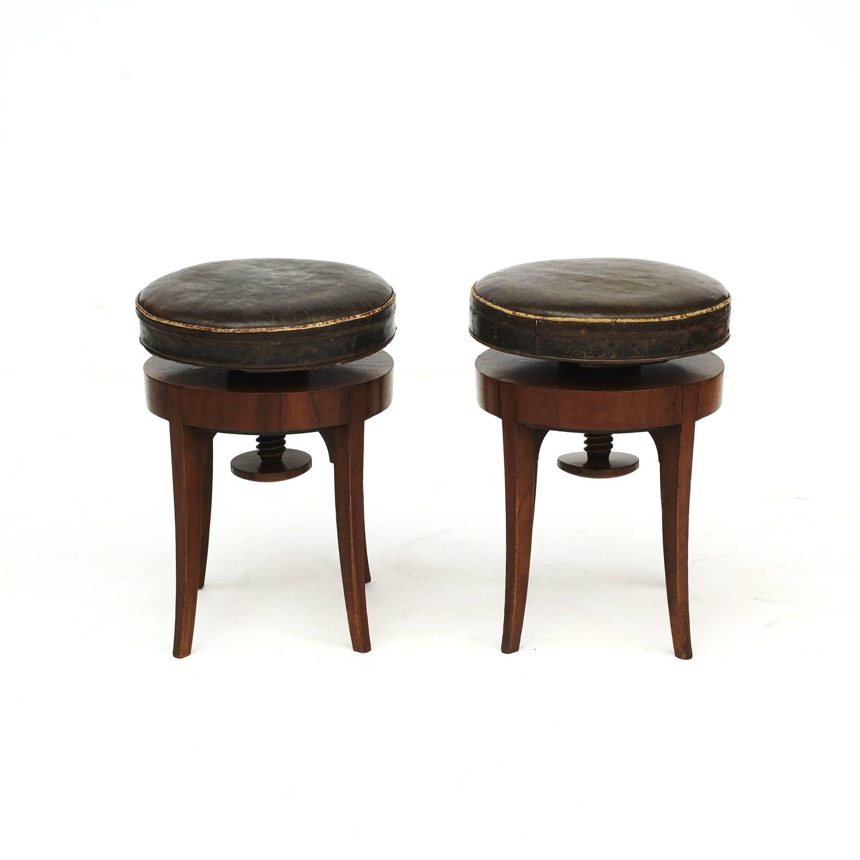 Elegant pair of height adjustable swivel stools.
Mahogany with round leather seat, original condition with beautiful patina.
Measures: Height adjustable from 54 cm to 62 cm (21,25 to 24,4 inches).