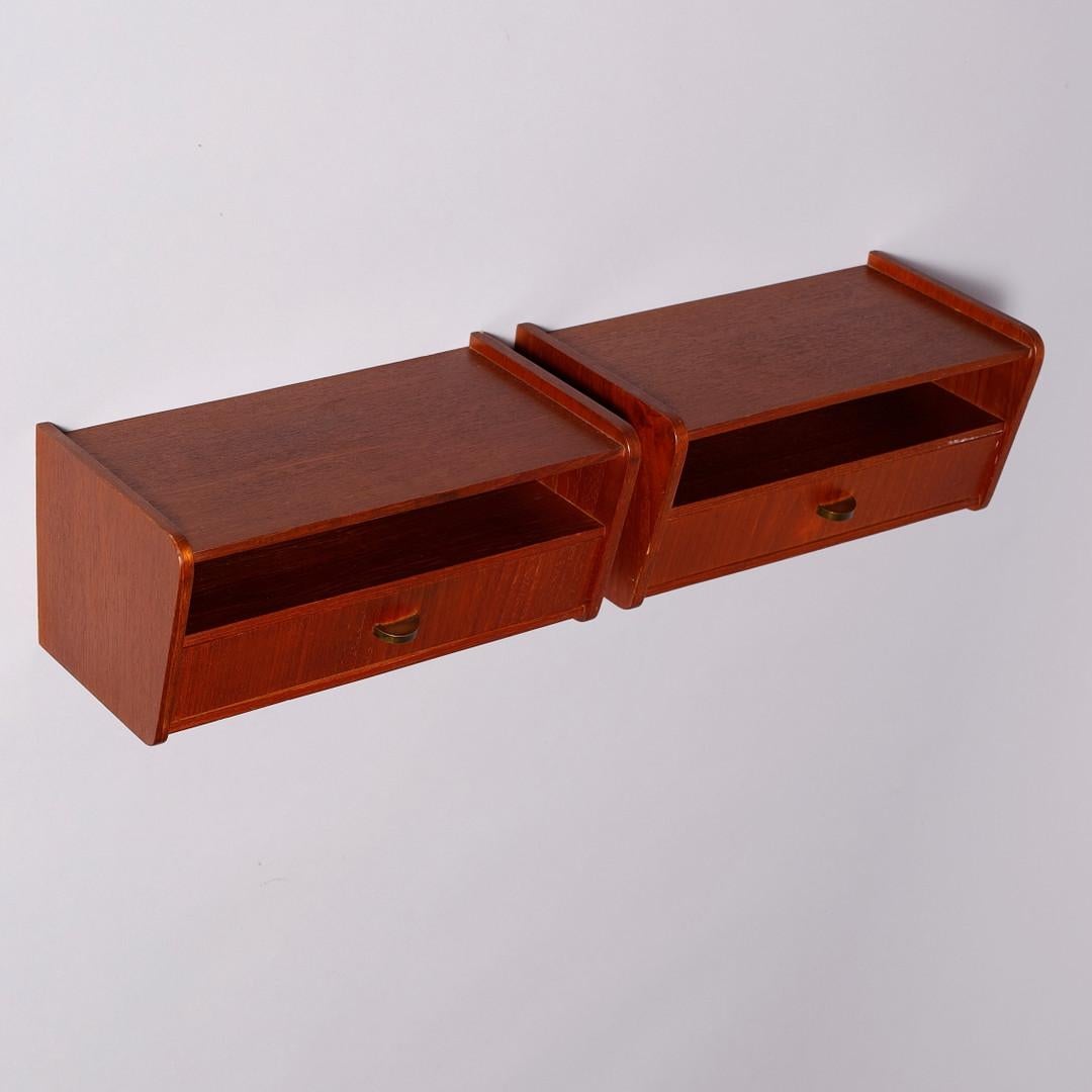A very rare pair of Danish floating night stands in teak with little brass handles. They are very easy to install and feature a delicate and classic Danish design. Beatiful to combine with other styles. : 
Dimensions: H 17,1 x W 36,8 x D 19,5 cm.