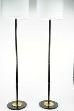 Coppia di lampade da terra danesi, laccate nere con dettagli in ottone, Danimarca 1960