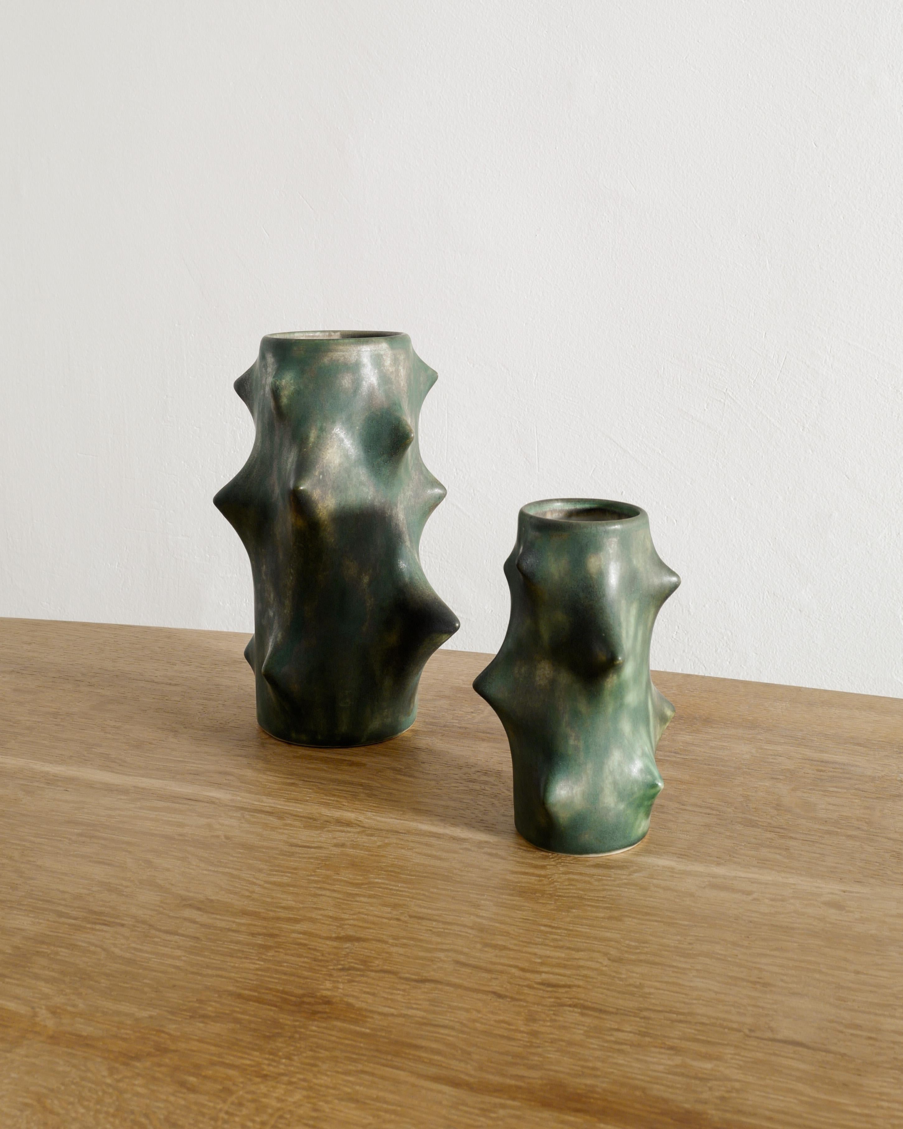 Paar dänische grüne Knud Basse Thorn-Vasen aus der Mitte des Jahrhunderts von Michael Andersen, 1970 (Skandinavische Moderne) im Angebot