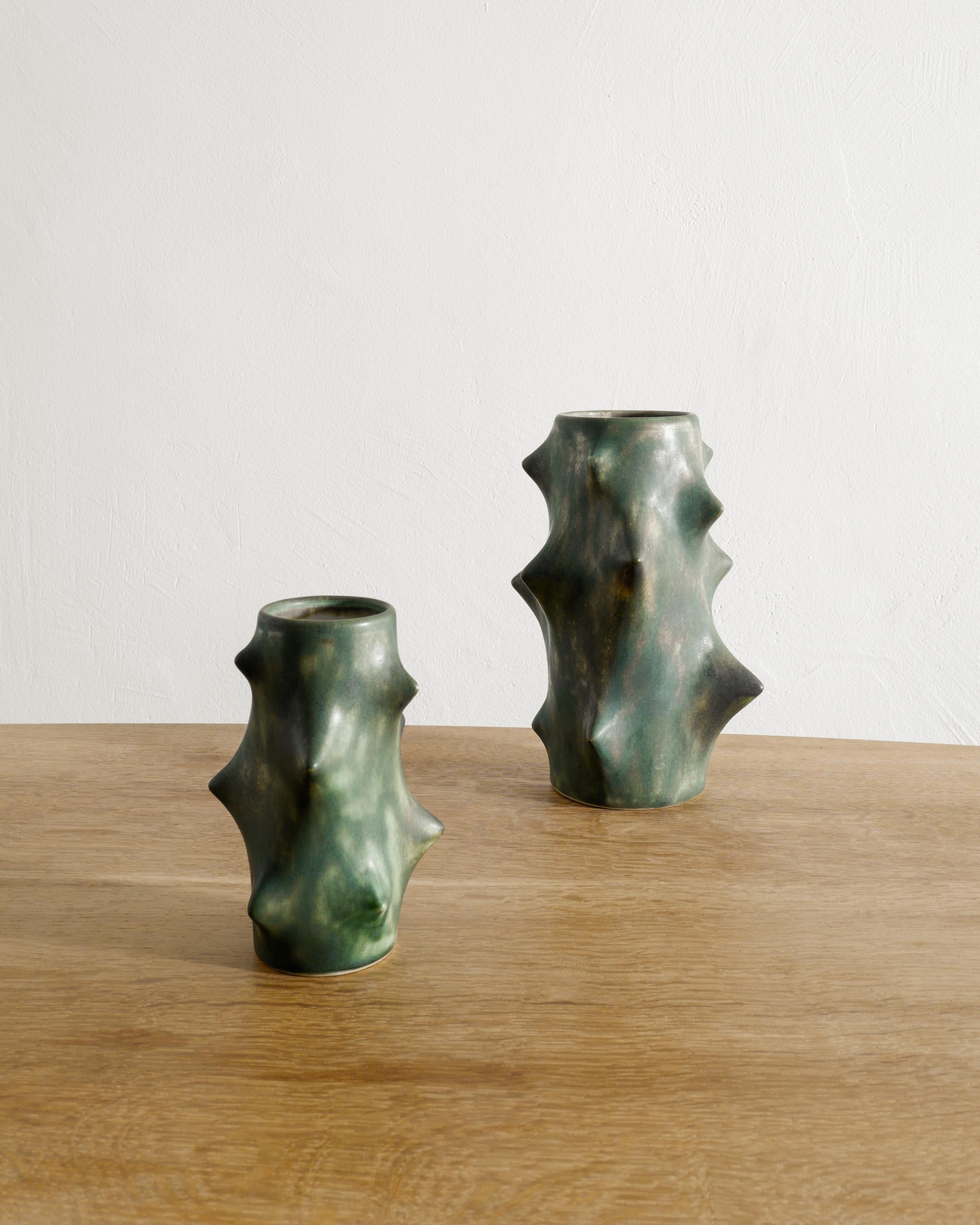 Paar dänische grüne Knud Basse Thorn-Vasen aus der Mitte des Jahrhunderts von Michael Andersen, 1970 (Dänisch) im Angebot