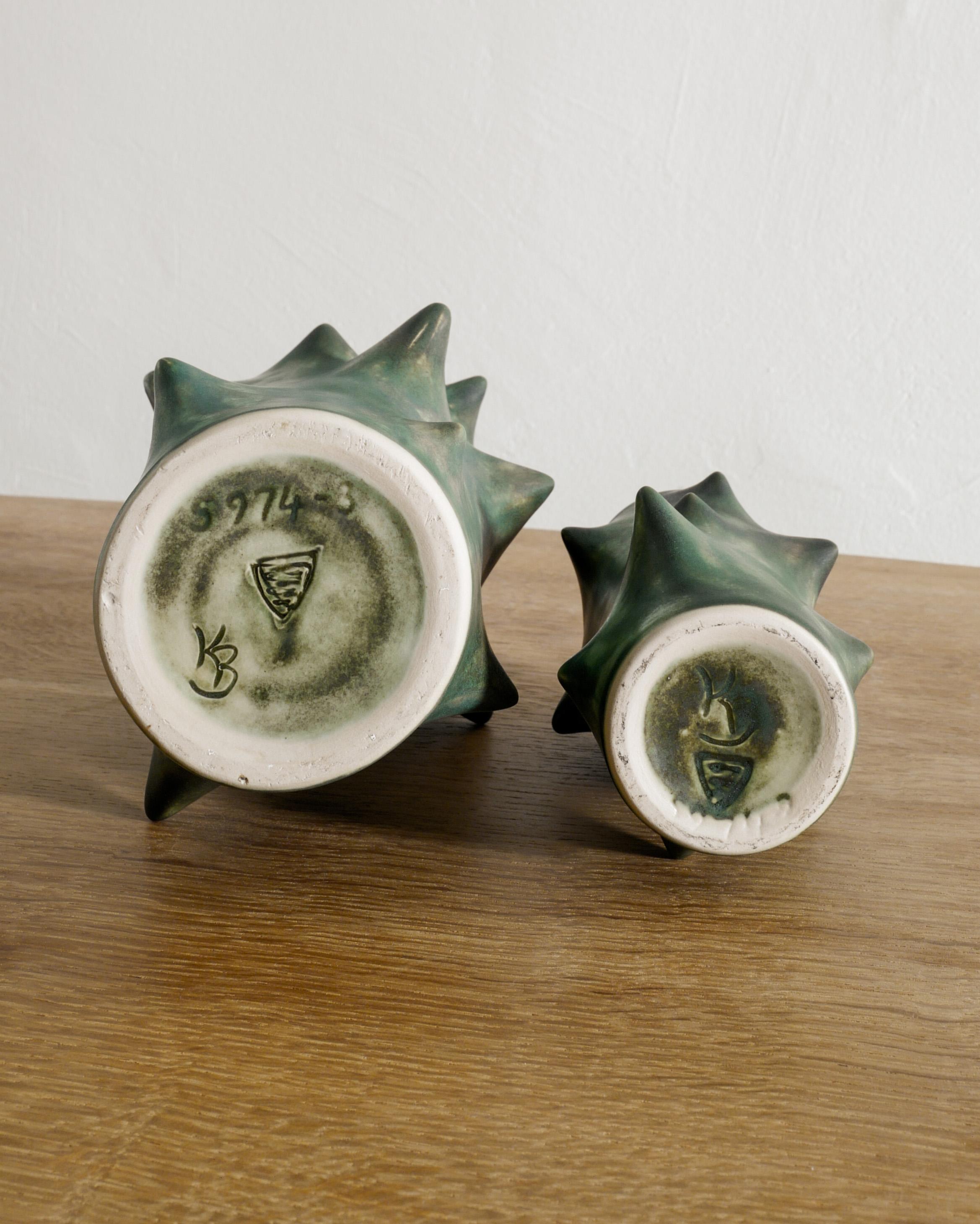 Paar dänische grüne Knud Basse Thorn-Vasen aus der Mitte des Jahrhunderts von Michael Andersen, 1970 im Zustand „Gut“ im Angebot in Stockholm, SE