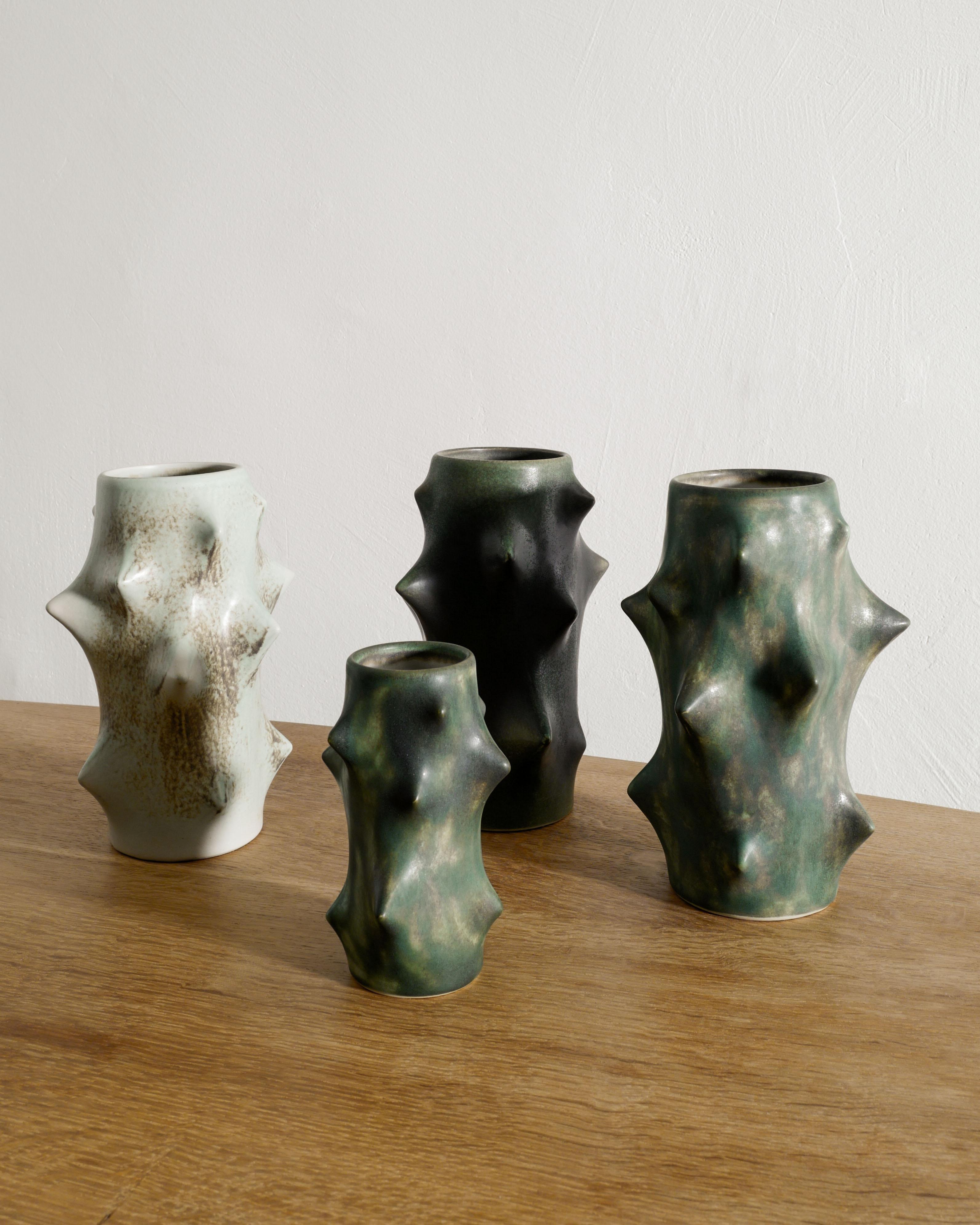 Paar dänische grüne Knud Basse Thorn-Vasen aus der Mitte des Jahrhunderts von Michael Andersen, 1970 (Ende des 20. Jahrhunderts) im Angebot