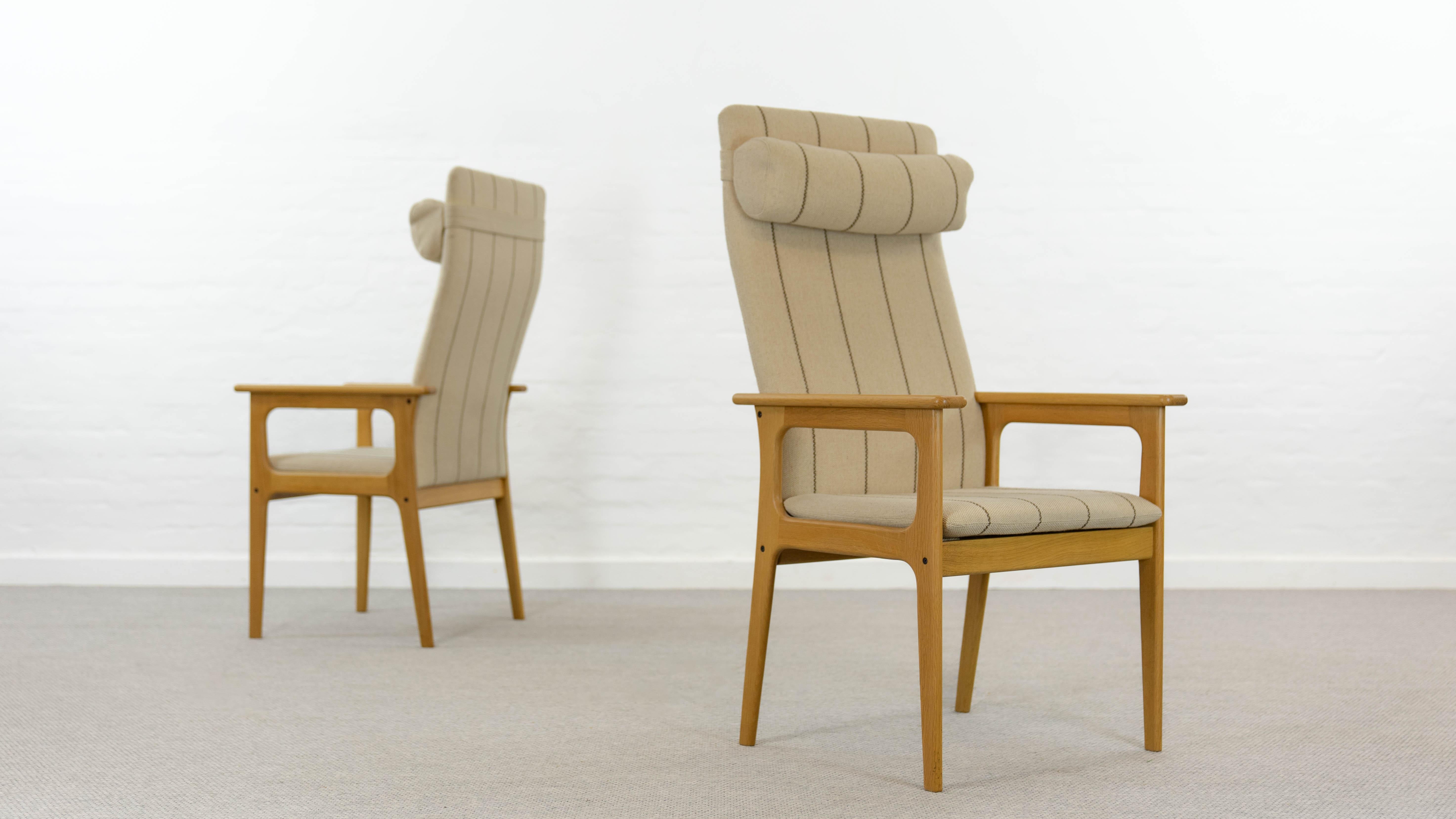 Pair of danish Highback Chairs by Domus Danica in oakwood In Good Condition For Sale In Halle, DE