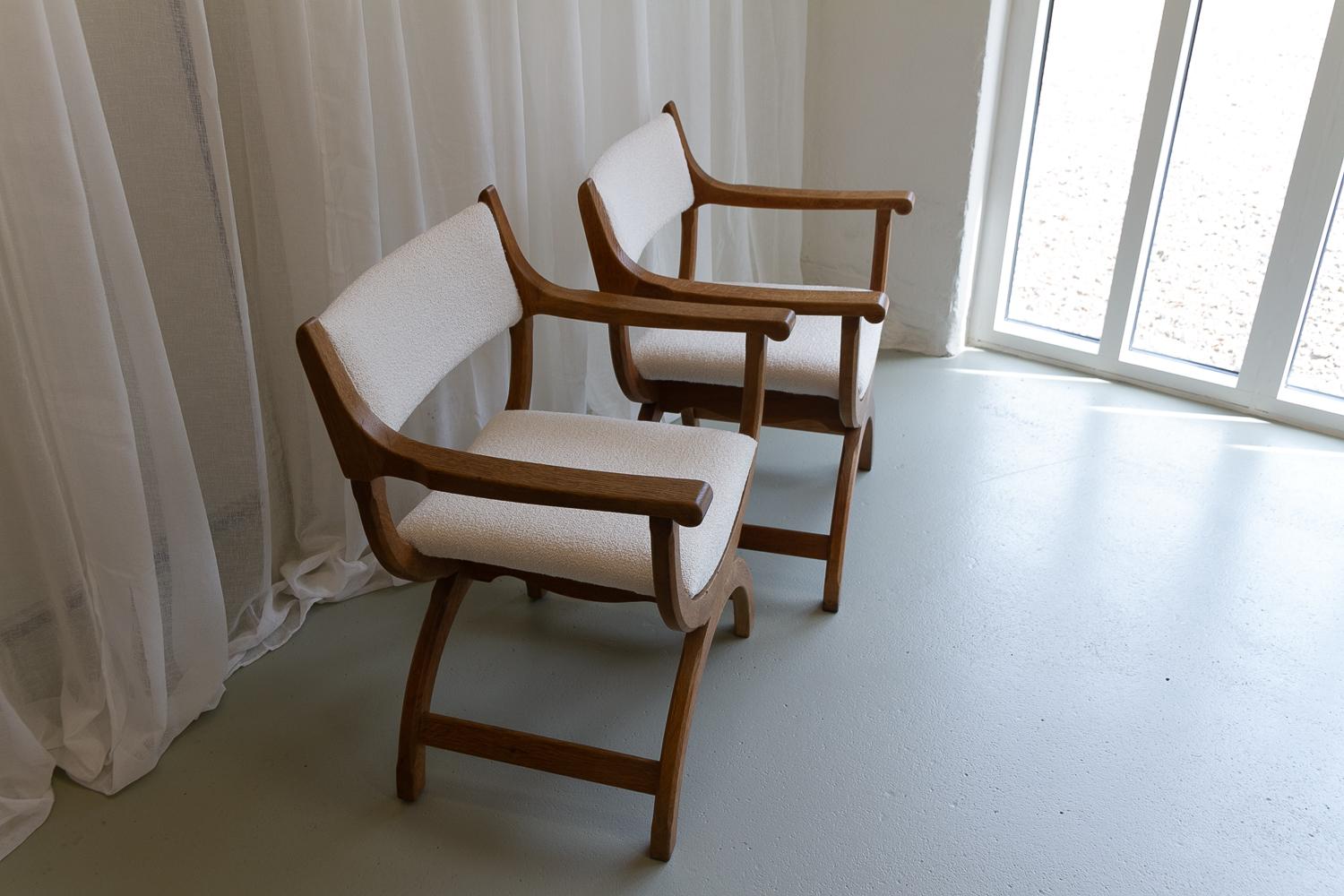 Pair of Danish Kurul Armchairs in Oak and Bouclé by Henning Kjærnulf, 1960s. In Good Condition In Asaa, DK