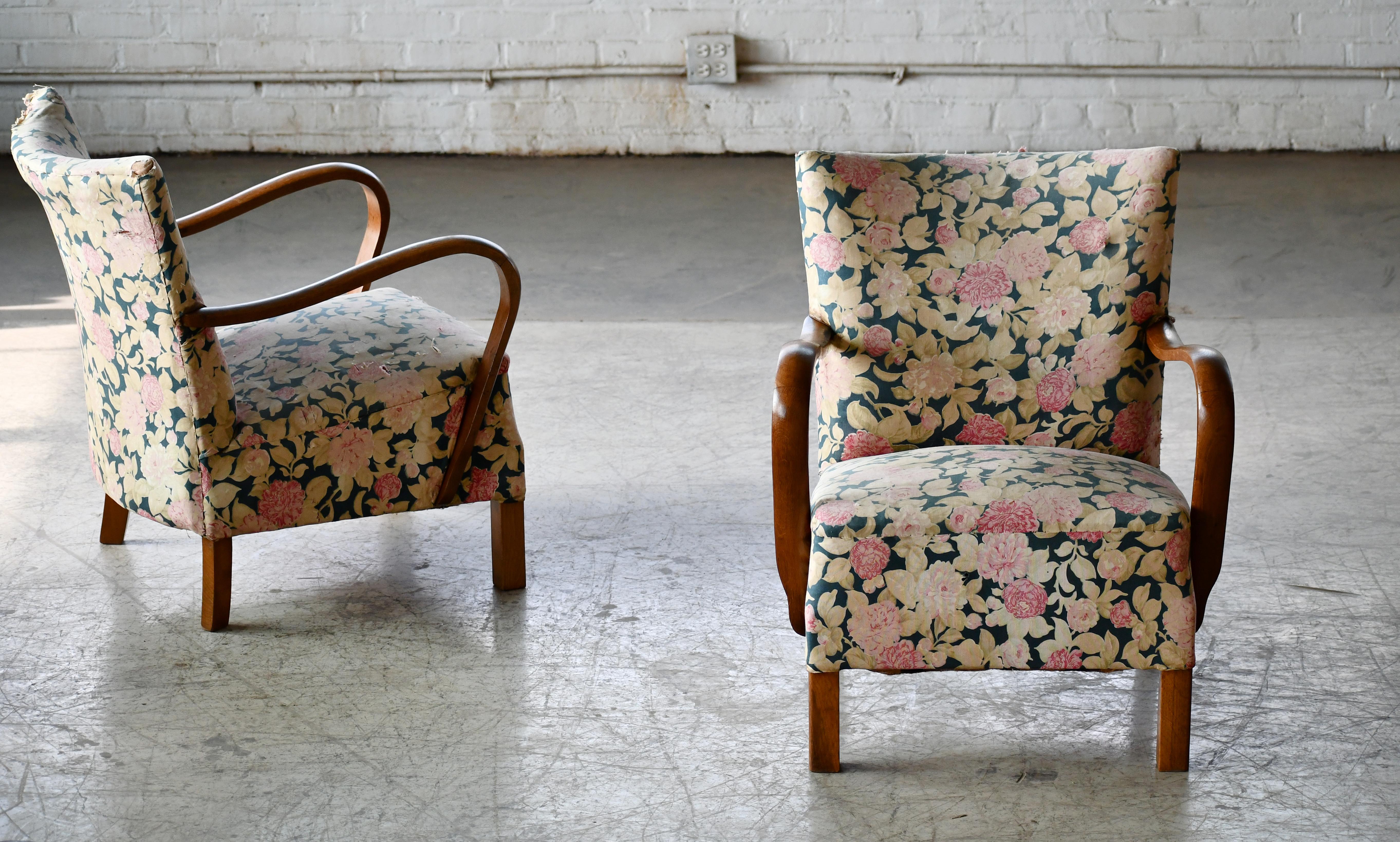 Superbes chaises danoises de la fin de l'Art déco du début des années 1930 avec coussins à ressorts, magnifiques accoudoirs ouverts et pieds sculptés dans un acajou cubain massif au grain et à la patine remarquables. Nous adorons le design simple,