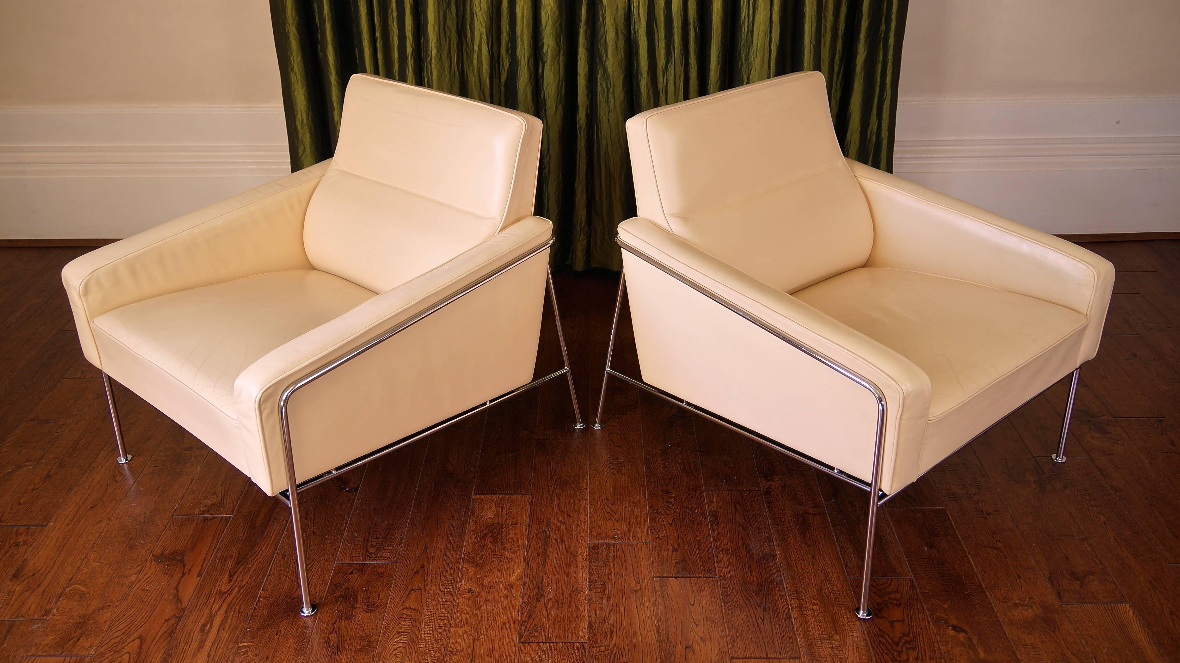 Pair of Danish Leather Arne Jacobsen Series 3300 Lounge Chairs Fritz Hansen In Good Condition In Huddersfield, GB