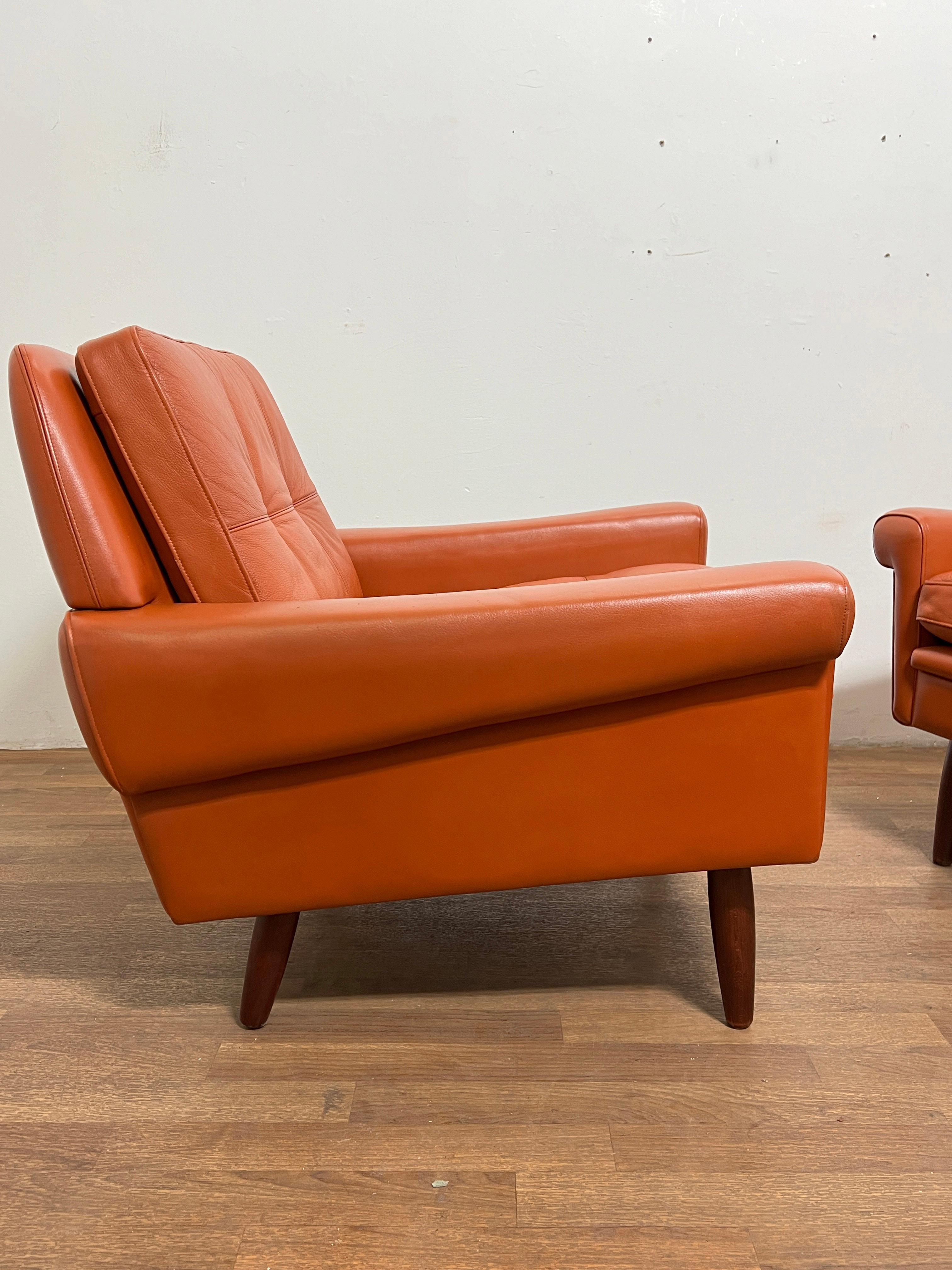 Danois Paire de chaises longues danoises en cuir par Svend Skipper, vers les années 1960 en vente