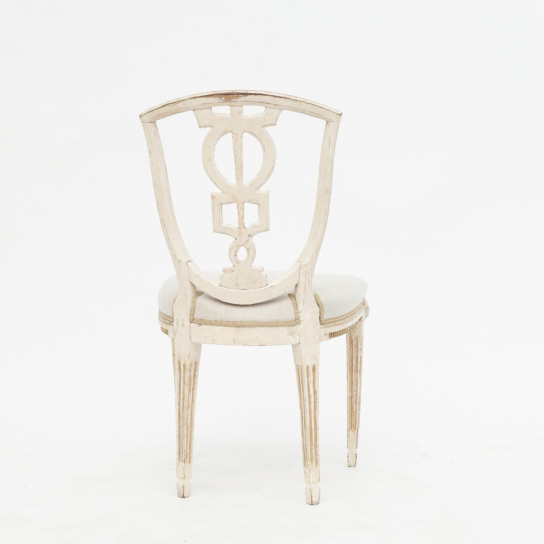 Pair of elegant Louis XVI chairs, 1780-1800. Original white, douce gold.
Chair back with geometric cut-outs and tapered legs with carvings.
Seats reupholstered with linen.
Good natural patina.
Sold as a pair.