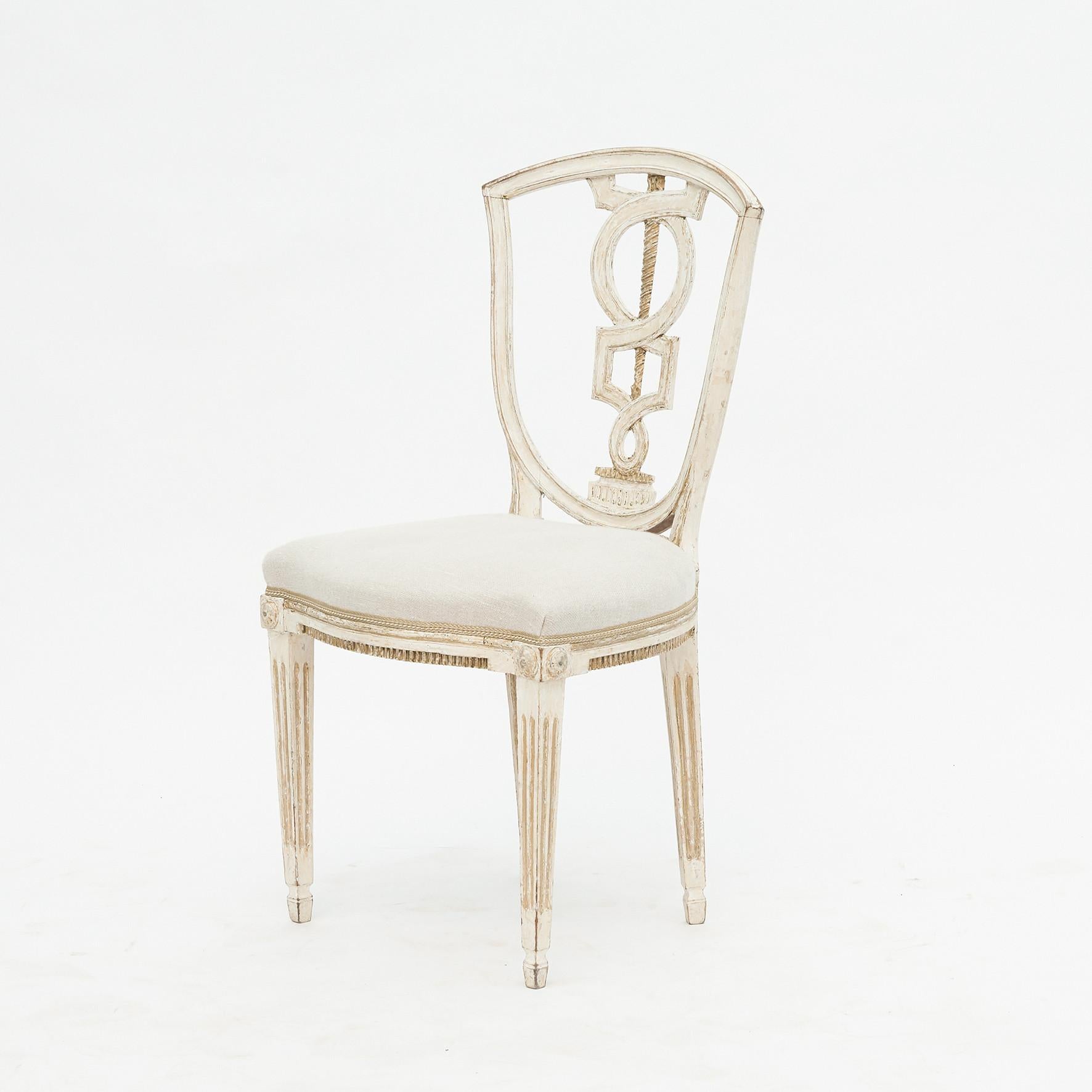 Danois Paire de chaises danoises Louis XVI peintes en blanc et en hêtre doré