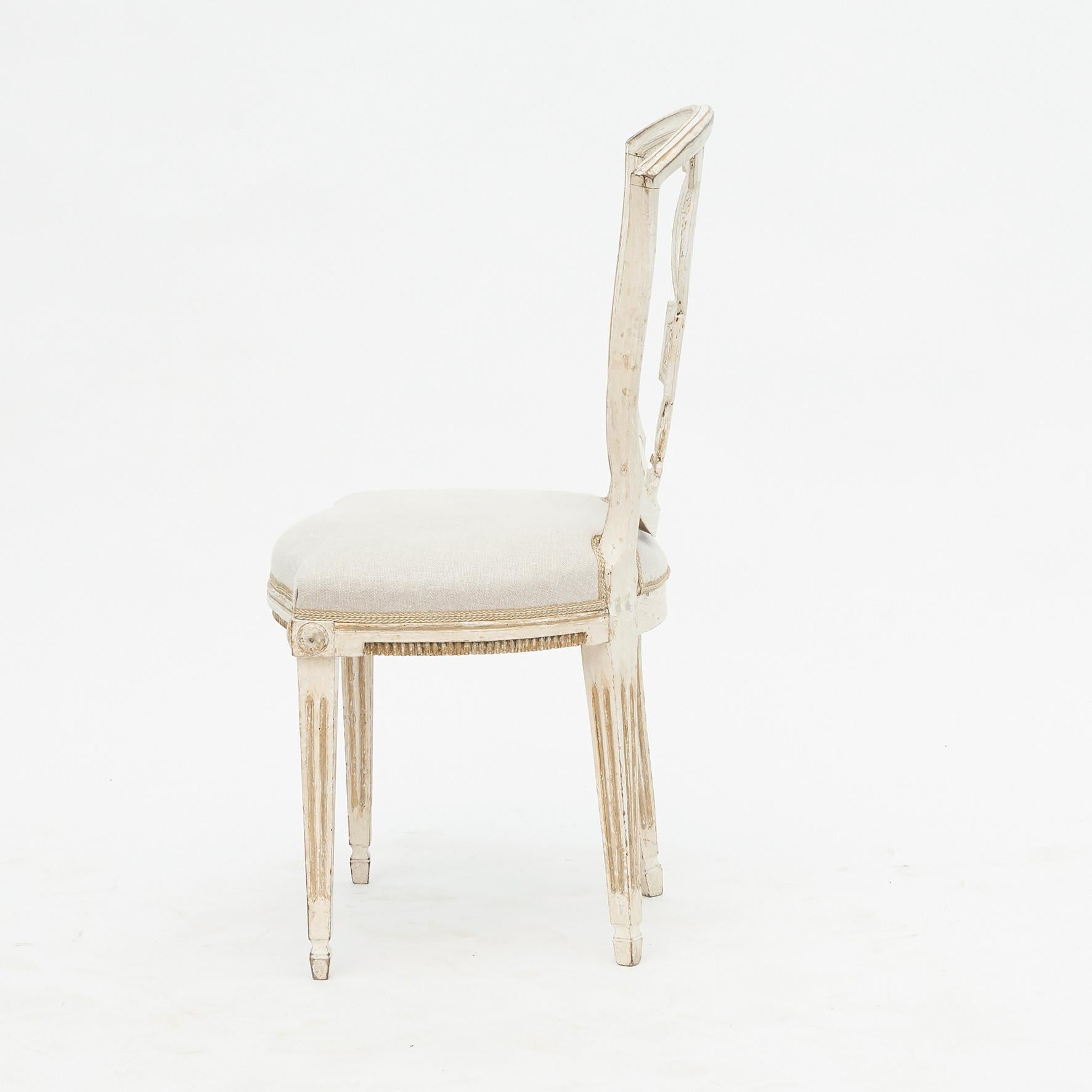 Pair of Danish Louis XVI Chairs in White Painted and Gold Beech In Good Condition In Kastrup, DK