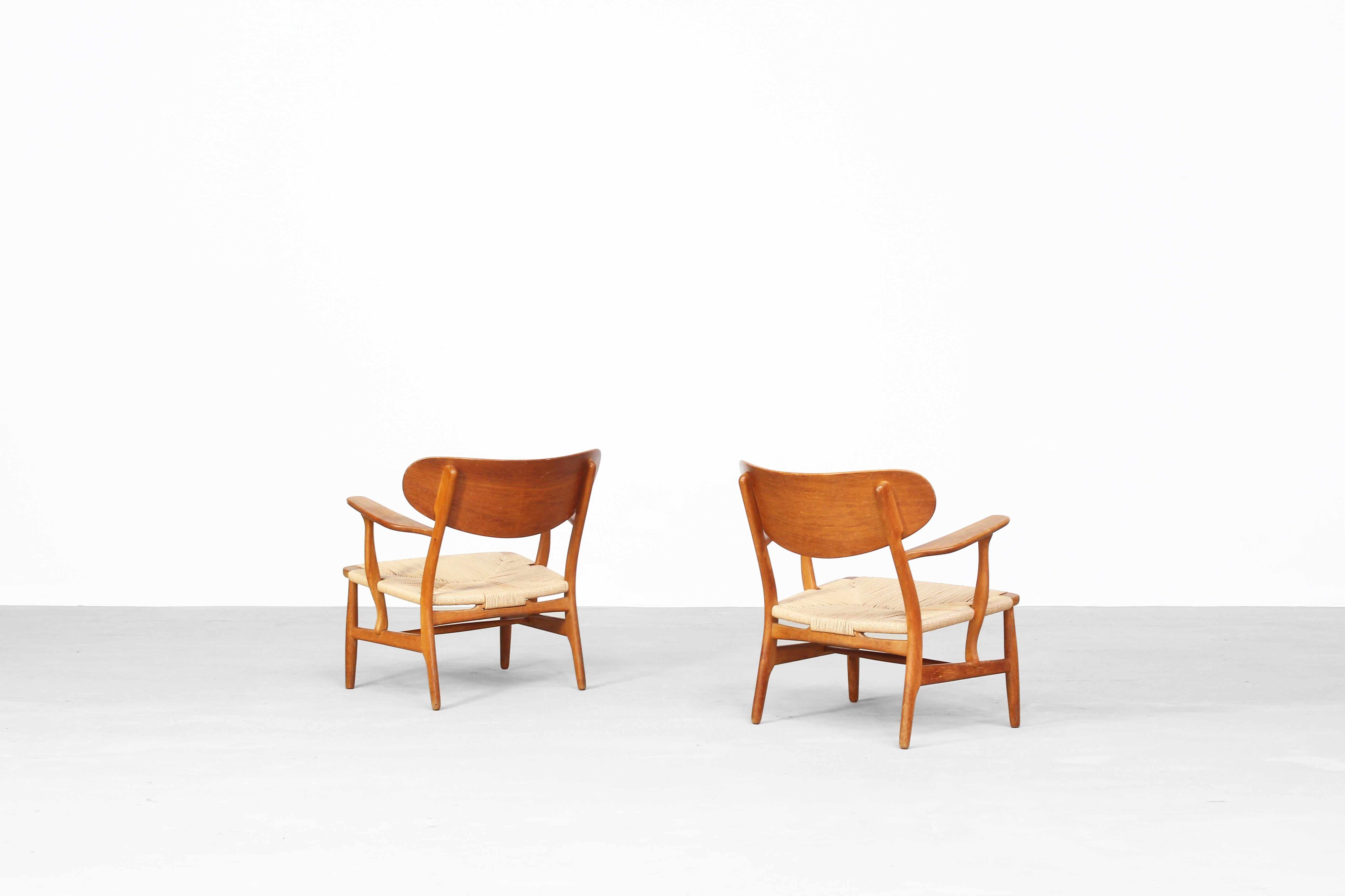 A beautiful pair of lounge chairs designed by Hans J. Wegner manufactured by Carl Hansen, made in Denmark.
Both chairs are made out of oak and come in a very good condition with just little traces of usage.