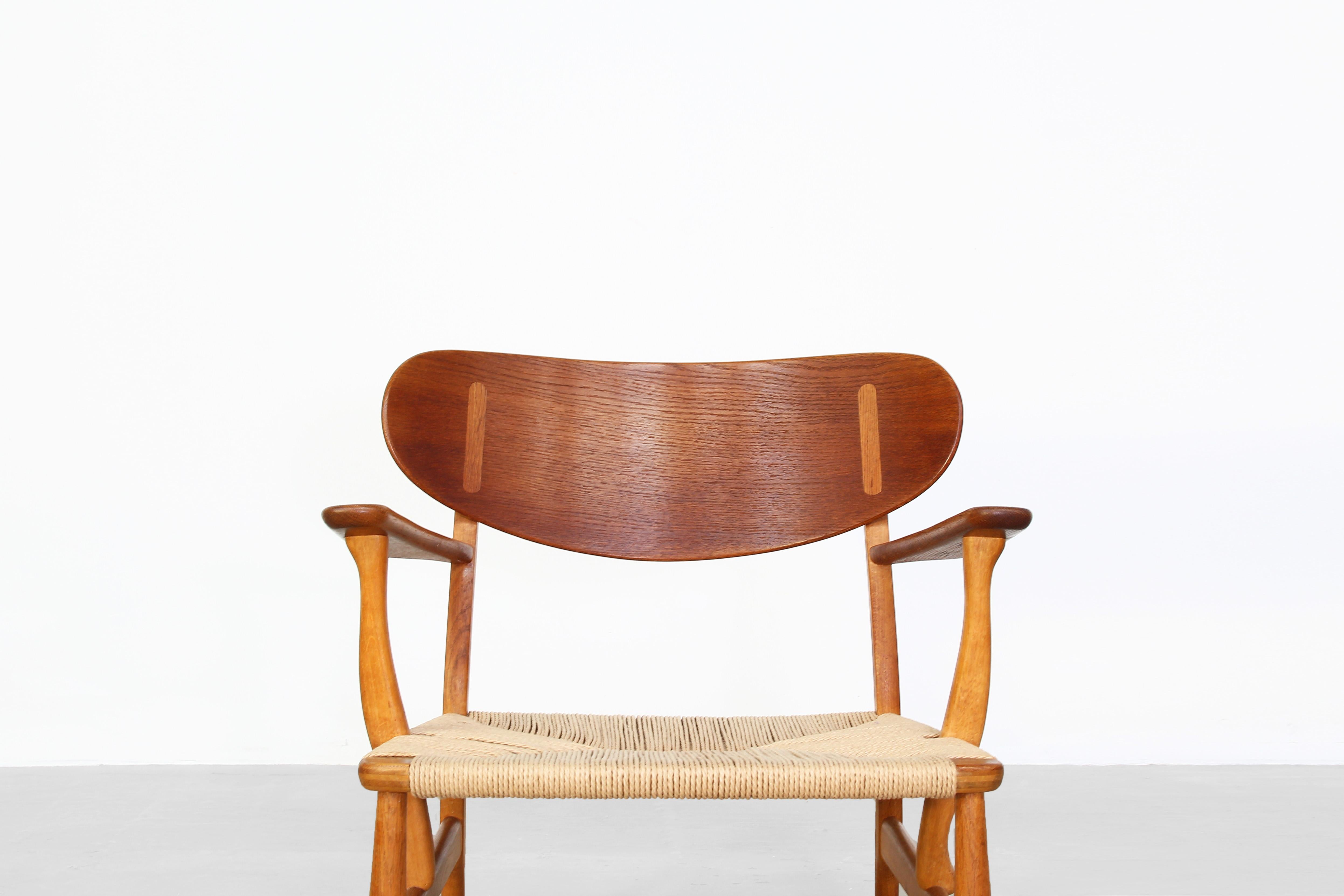 Pair of Danish Lounge Chairs by Hans J. Wegner for Carl Hansen CH 22 Oak In Good Condition In Berlin, DE